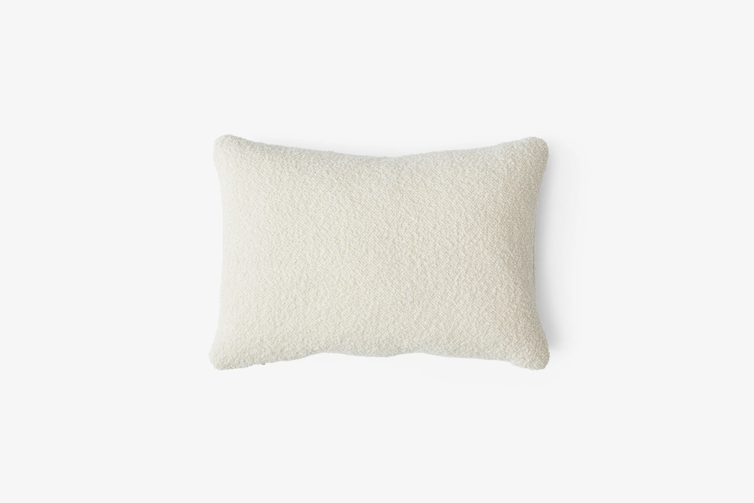 Sofá &Tradition Pillow Develius EV7 diseñado por Edward van Vliet con relleno de plumas y foam, tapicería premium
