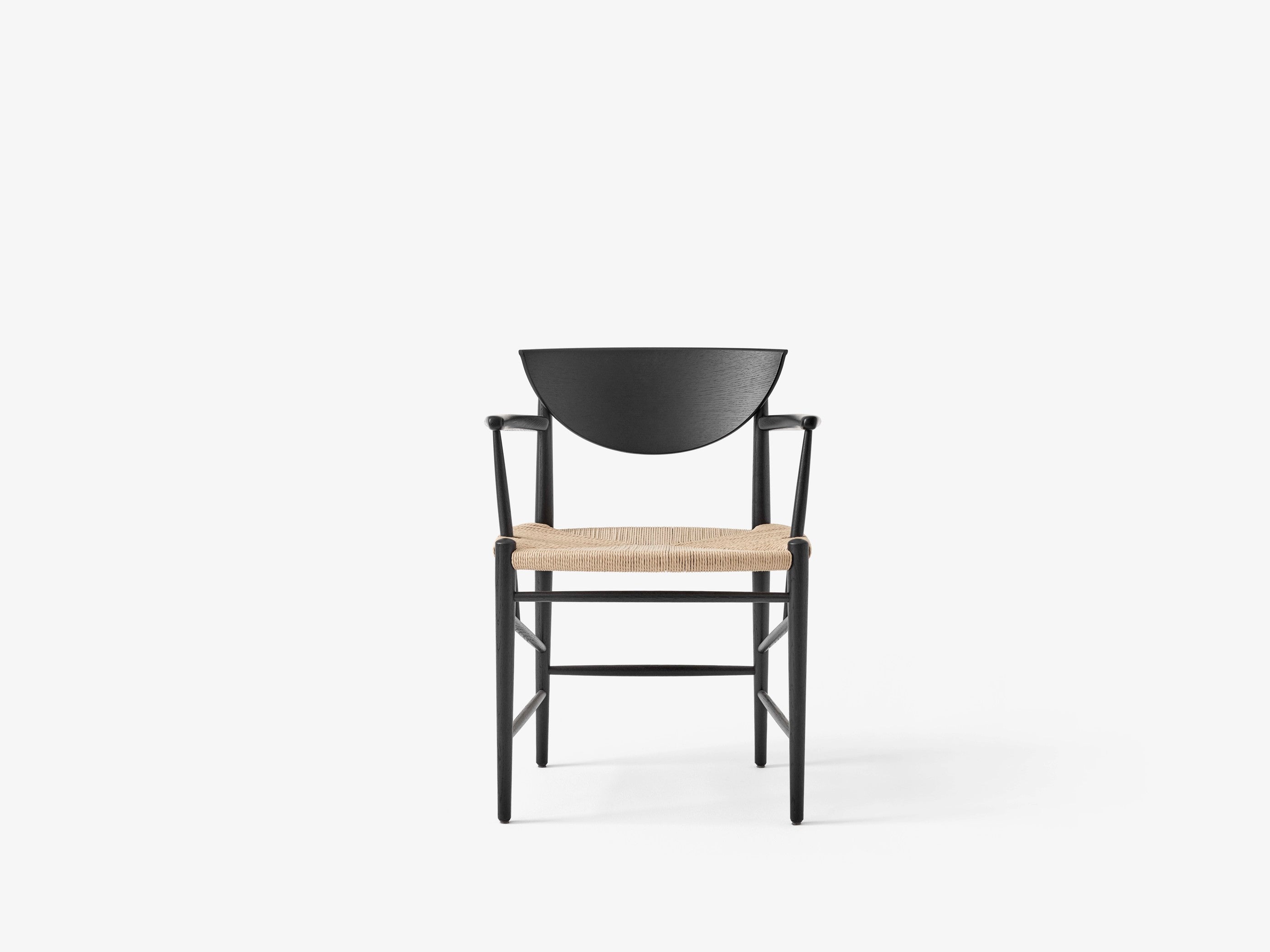 Sillón &Tradition Drawn Armchair HM4 en madera de roble con asiento tejido en cuerda de papel natural, diseño nórdico minimal; Drawn Armchair HM4 — Drawn_HM4_Oiled Walnut_Close up; Drawn Armchair HM4 — Drawn Seat Pad HM4_Noble Cognac Leather; Drawn Armchair HM4 — Drawn_HM4_Oiled Oak_Paper Cord; Drawn Armchair HM4 — Drawn_HM4_Oiled Walnut_Paper Cord_1