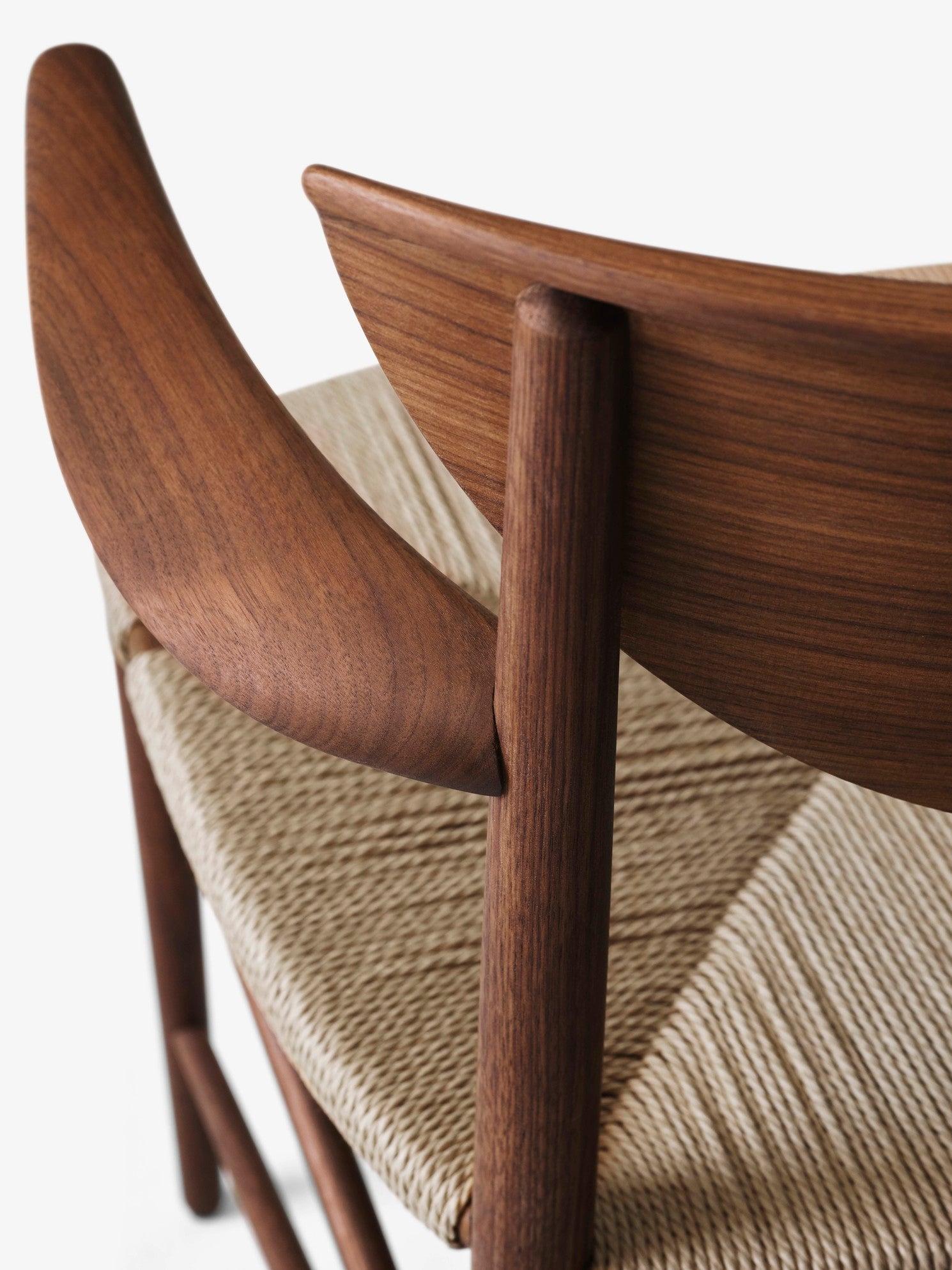 Sillón &Tradition Drawn Armchair HM4 en madera de roble con asiento tejido en cuerda de papel natural, diseño nórdico minimal; Drawn Armchair HM4 — Drawn_HM4_Oiled Walnut_Close up; Drawn Armchair HM4 — Drawn Seat Pad HM4_Noble Cognac Leather; Drawn Armchair HM4 — Drawn_HM4_Oiled Oak_Paper Cord; Drawn Armchair HM4 — Drawn_HM4_Oiled Walnut_Paper Cord_1