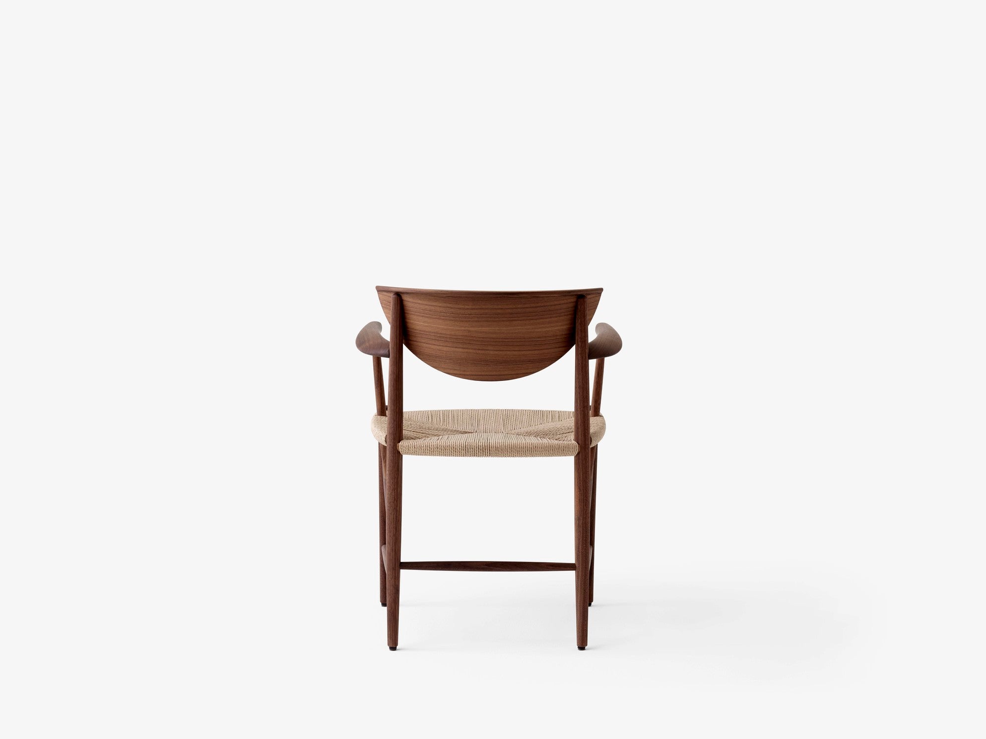 Sillón &Tradition Drawn Armchair HM4 en madera de roble con asiento tejido en cuerda de papel natural, diseño nórdico minimal; Drawn Armchair HM4 — Drawn_HM4_Oiled Walnut_Close up; Drawn Armchair HM4 — Drawn Seat Pad HM4_Noble Cognac Leather; Drawn Armchair HM4 — Drawn_HM4_Oiled Oak_Paper Cord; Drawn Armchair HM4 — Drawn_HM4_Oiled Walnut_Paper Cord_1