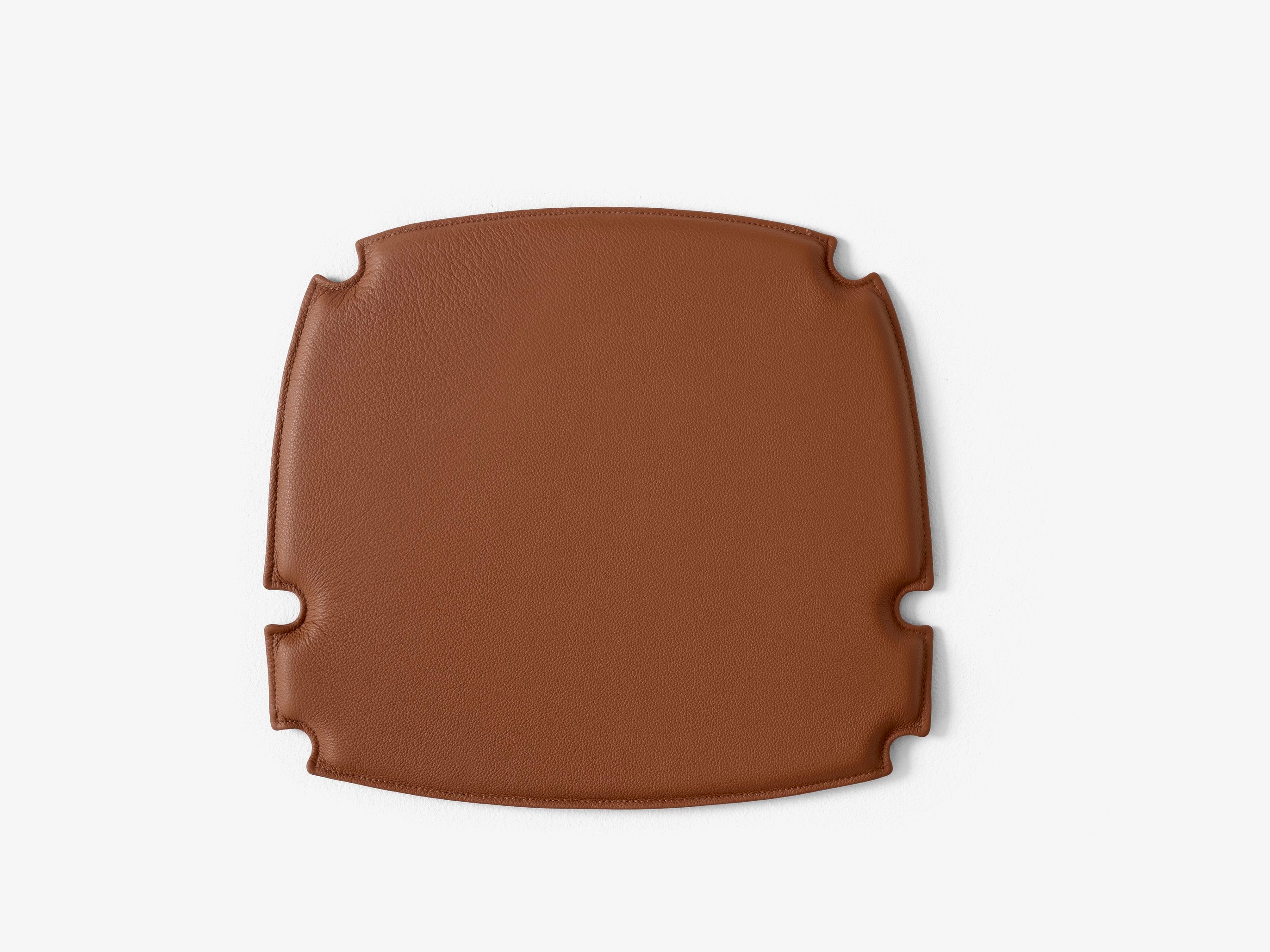 Sillón &Tradition Drawn Armchair HM4 en madera de roble con asiento tejido en cuerda de papel natural, diseño nórdico minimal; Drawn Armchair HM4 — Drawn_HM4_Oiled Walnut_Close up; Drawn Armchair HM4 — Drawn Seat Pad HM4_Noble Cognac Leather; Drawn Armchair HM4 — Drawn_HM4_Oiled Oak_Paper Cord; Drawn Armchair HM4 — Drawn_HM4_Oiled Walnut_Paper Cord_1