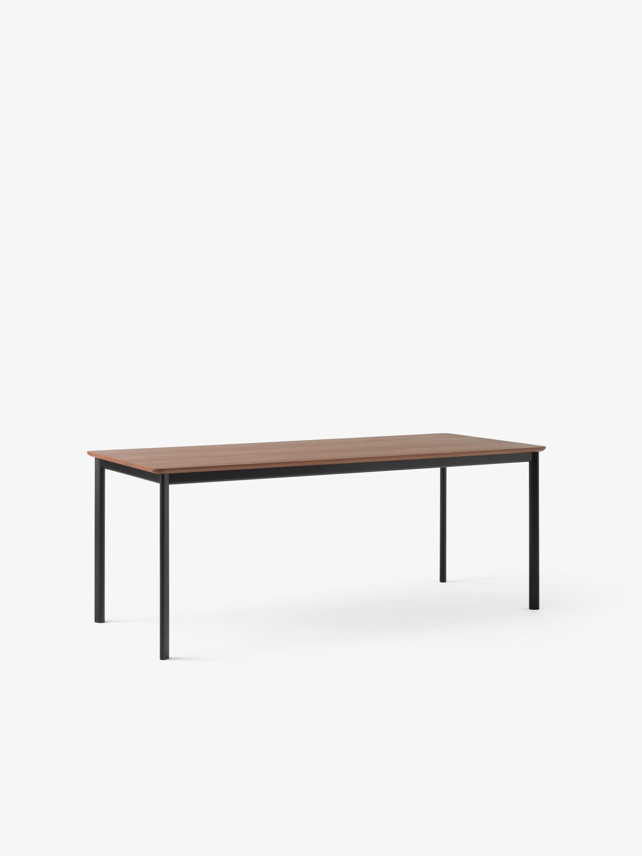 Mesa de comedor &Tradition Drip HW116 con estructura de aluminio y tablero de madera maciza, diseño minimalista de Hee Wellin; Drip Dining Table HW116 — Drip Dining Table HW116_Veneer Lacquered Walnut w. Black Frame_Angled Front; Drip Dining Table HW116 — Drip Dining Table HW116_Veneer Lacquered Walnut w. Bronzed Frame_Angled Front; Drip Dining Table HW116 — Drip Dining Table HW116_Veneer Clear Lacquered Oak w. Bronzed Frame_Angled Front