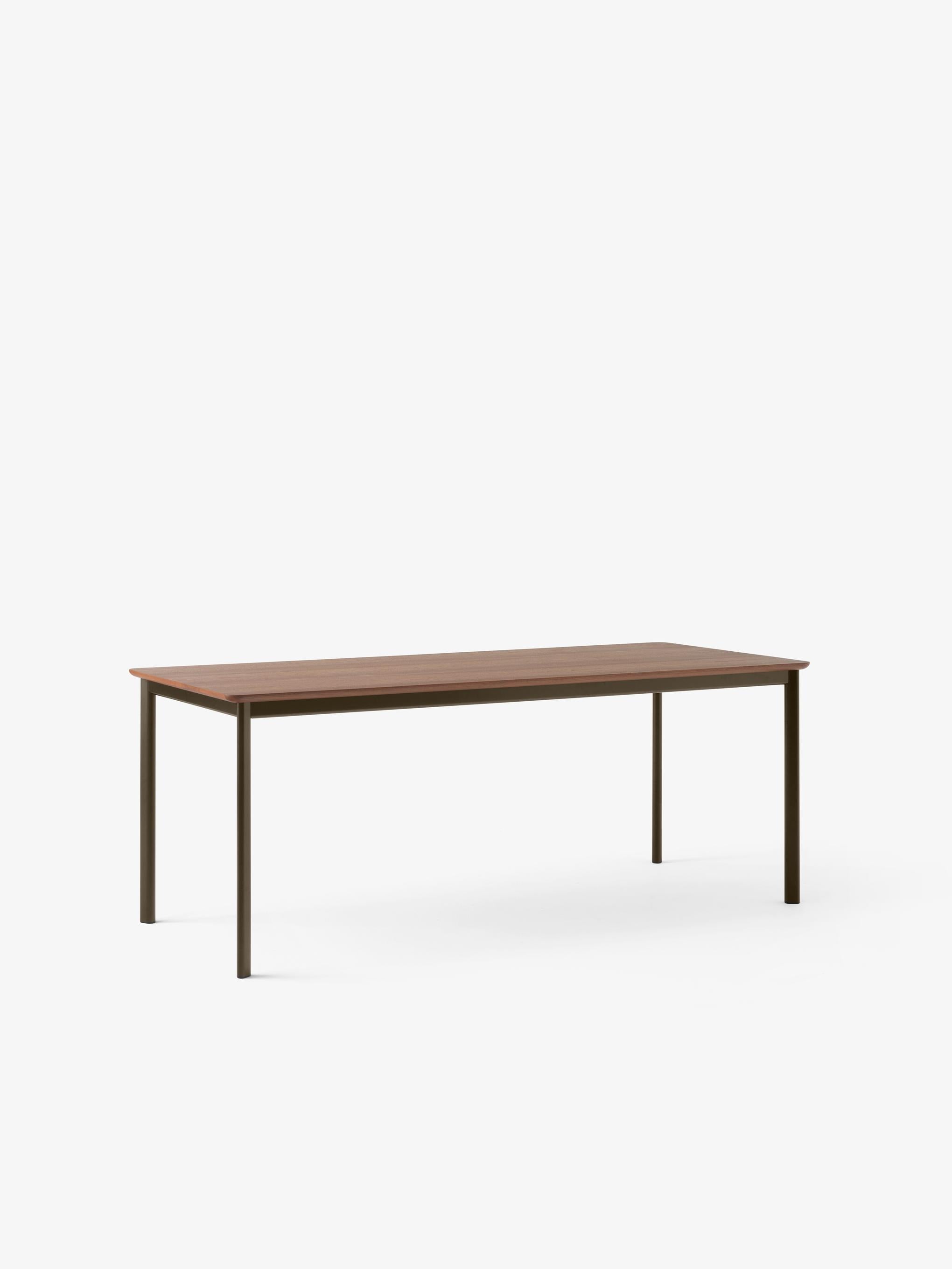 Mesa de comedor &Tradition Drip HW116 con estructura de aluminio y tablero de madera maciza, diseño minimalista de Hee Wellin; Drip Dining Table HW116 — Drip Dining Table HW116_Veneer Lacquered Walnut w. Black Frame_Angled Front; Drip Dining Table HW116 — Drip Dining Table HW116_Veneer Lacquered Walnut w. Bronzed Frame_Angled Front; Drip Dining Table HW116 — Drip Dining Table HW116_Veneer Clear Lacquered Oak w. Bronzed Frame_Angled Front