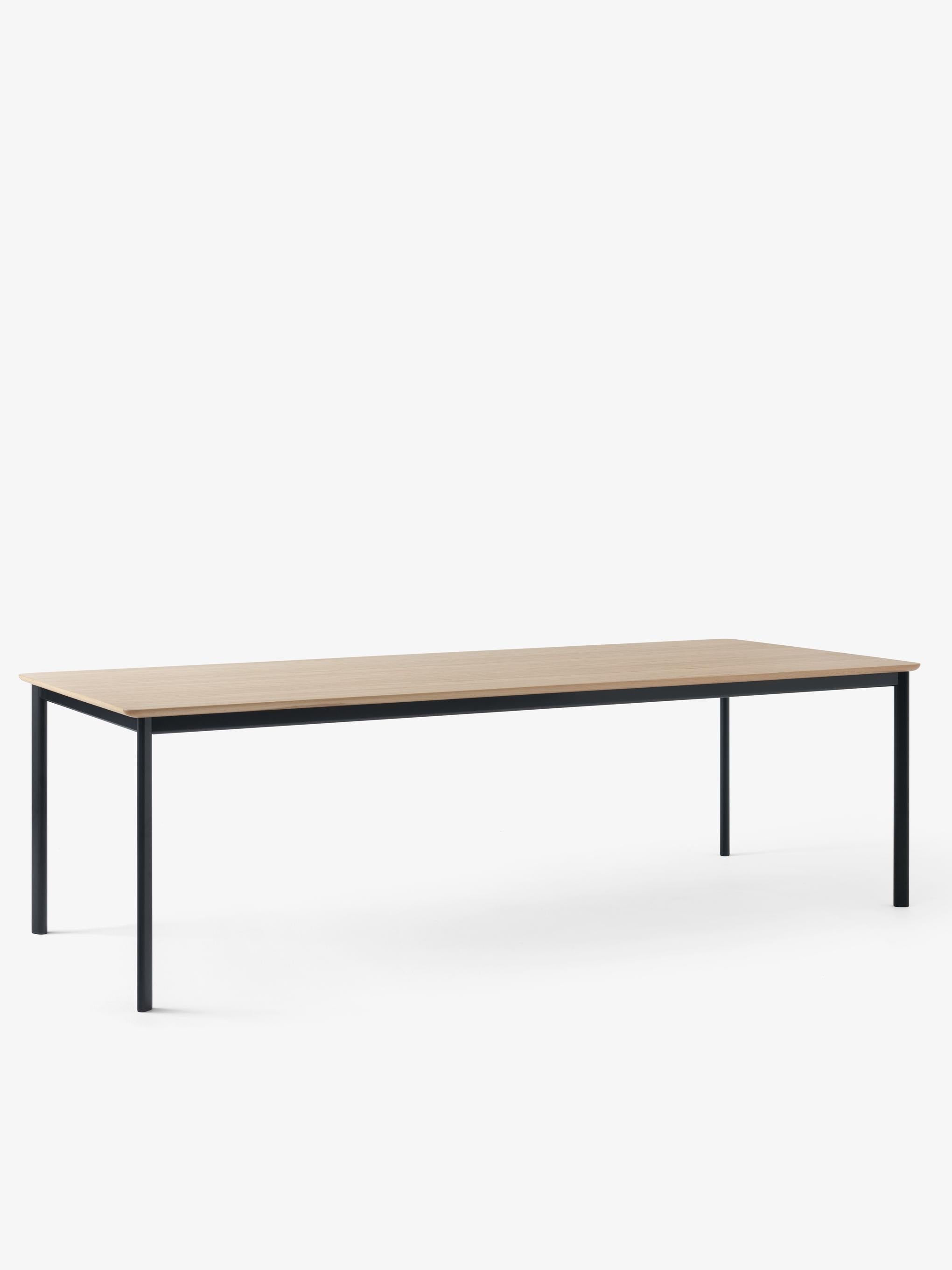 Mesa de comedor &Tradition Drip HW117 con estructura de aluminio y tablero de madera maciza, diseño minimalista escandinavo d; Drip Dining Table HW117 — Drip Dining Table HW117_Veneer Clear Lacquered Oak w. Bronzed Frame_Angled Front; Drip Dining Table HW117 — Drip Dining Table HW117_Veneer Lacquered Walnut w. Bronzed Frame_Angled Front; Drip Dining Table HW117 — Drip Dining Table HW117_Veneer Lacquered Walnut w. Black Frame_Angled Front