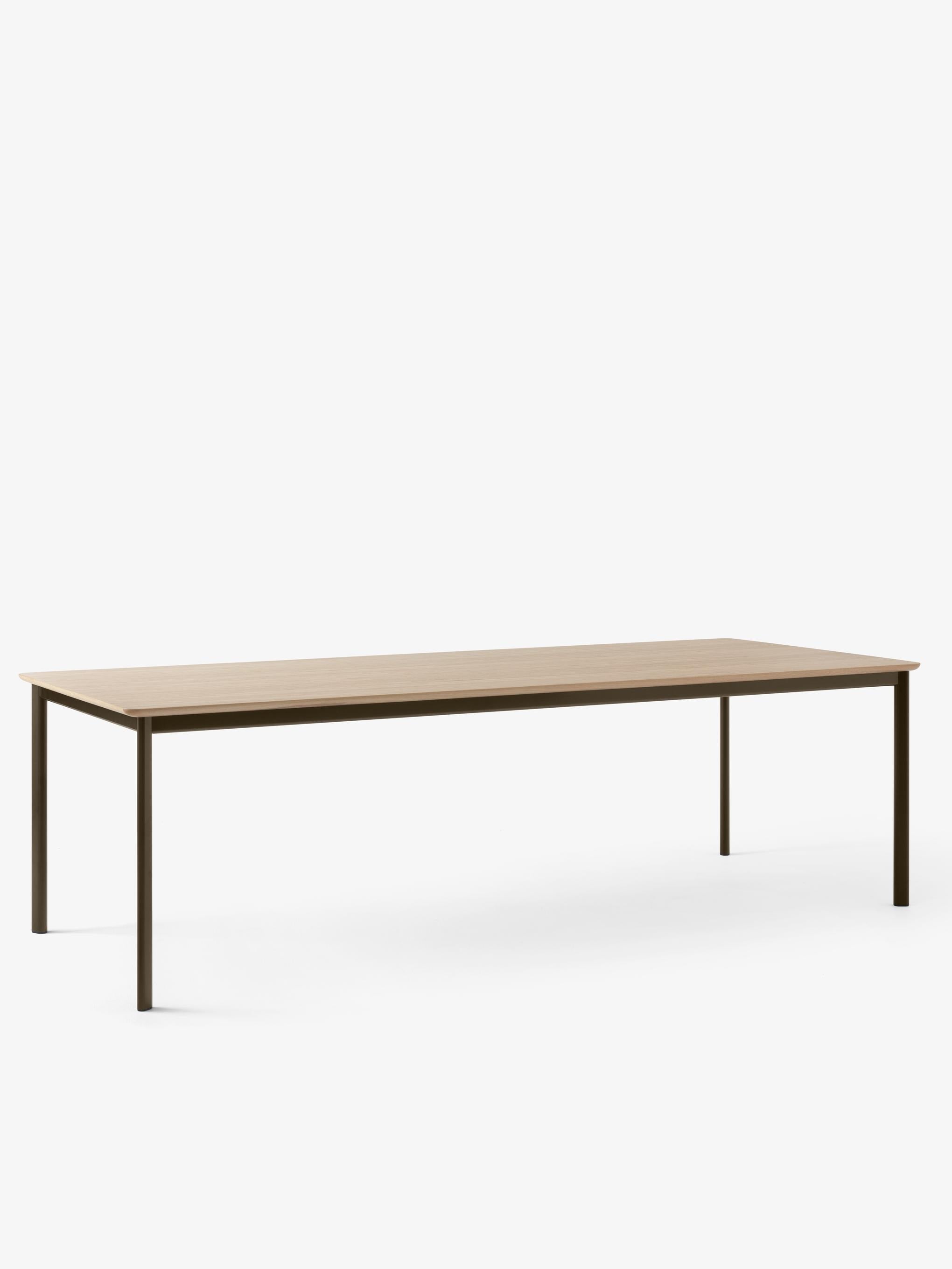 Mesa de comedor &Tradition Drip HW117 con estructura de aluminio y tablero de madera maciza, diseño minimalista escandinavo d; Drip Dining Table HW117 — Drip Dining Table HW117_Veneer Clear Lacquered Oak w. Bronzed Frame_Angled Front; Drip Dining Table HW117 — Drip Dining Table HW117_Veneer Lacquered Walnut w. Bronzed Frame_Angled Front; Drip Dining Table HW117 — Drip Dining Table HW117_Veneer Lacquered Walnut w. Black Frame_Angled Front