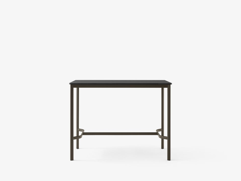 Mesa alta Drip Bar HW114 de &Tradition con estructura de aluminio y superficie de linóleo, diseño minimalista de Hee Welling; Drip Bar Table HW114 — Drip HW114 Bronzed Base w. Black Fenix Nano Laminate (0720)_front; Drip Bar Table HW114 — Drip HW114 Bronzed Base w. Black Fenix Nano Laminate (0720)_side; Drip Bar Table HW114 — Drip HW114 Black Base w. Black Fenix Nano Laminate (0720)_side