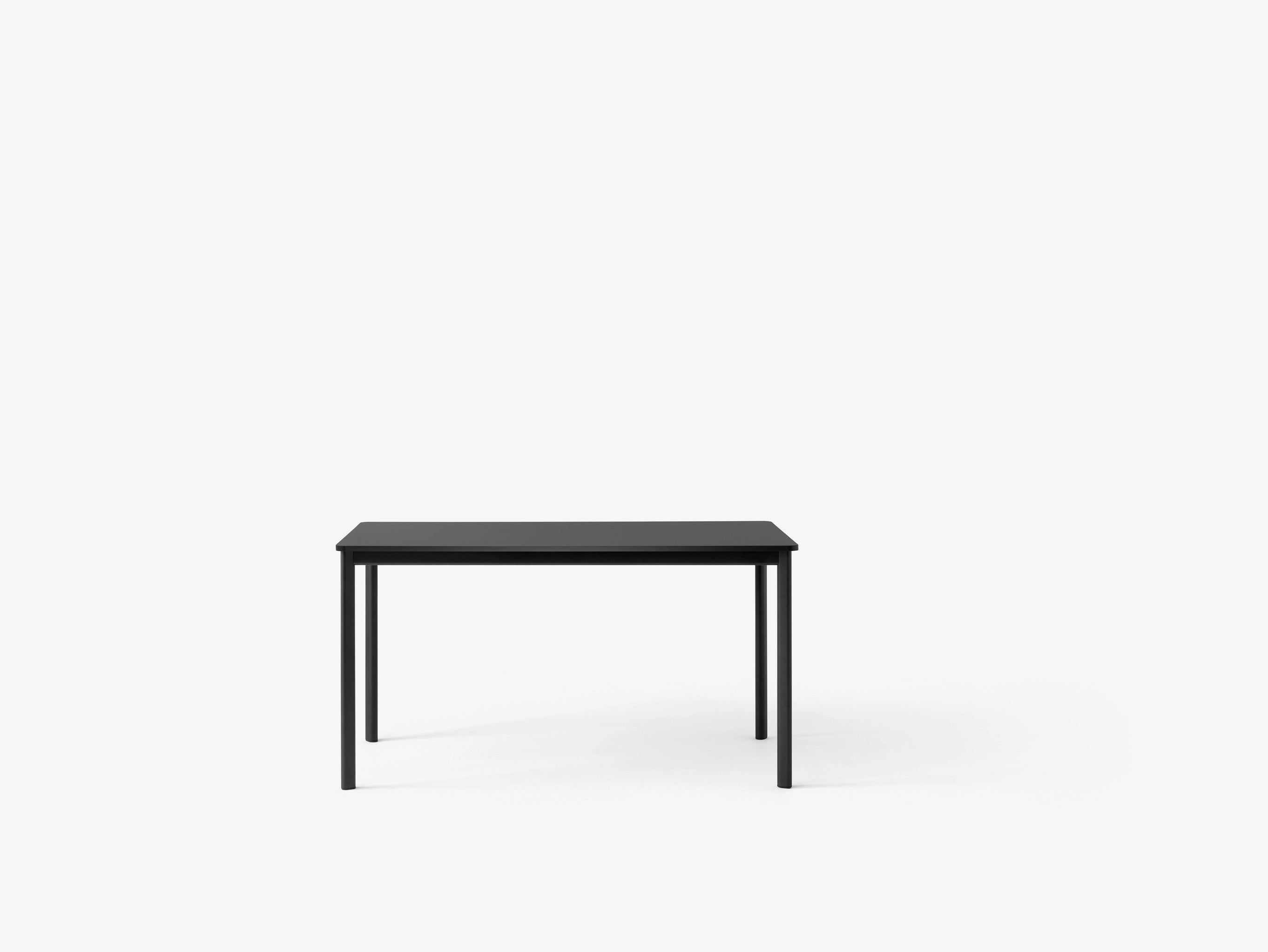 Mesa comedor &Tradition Drip HW58 con estructura de aluminio y tablero de linóleo, diseño minimalista escandinavo de Hee Well; Drip Dining Table HW58 — Drip HW58_Black w. Black Fenix Nano Laminate (0720)_front view; Drip Dining Table HW58 — Drip HW58_Bronzed w. Black Fenix Nano Laminate (0720)_front view; Drip Dining Table HW58 — Drip HW58_Bronzed w. Oak Wood Veneer_front view; Drip Dining Table HW58 — ATD_campaign_Drip_HW58_Rely_HW50_Flowerpot_VP3_Launch 2023