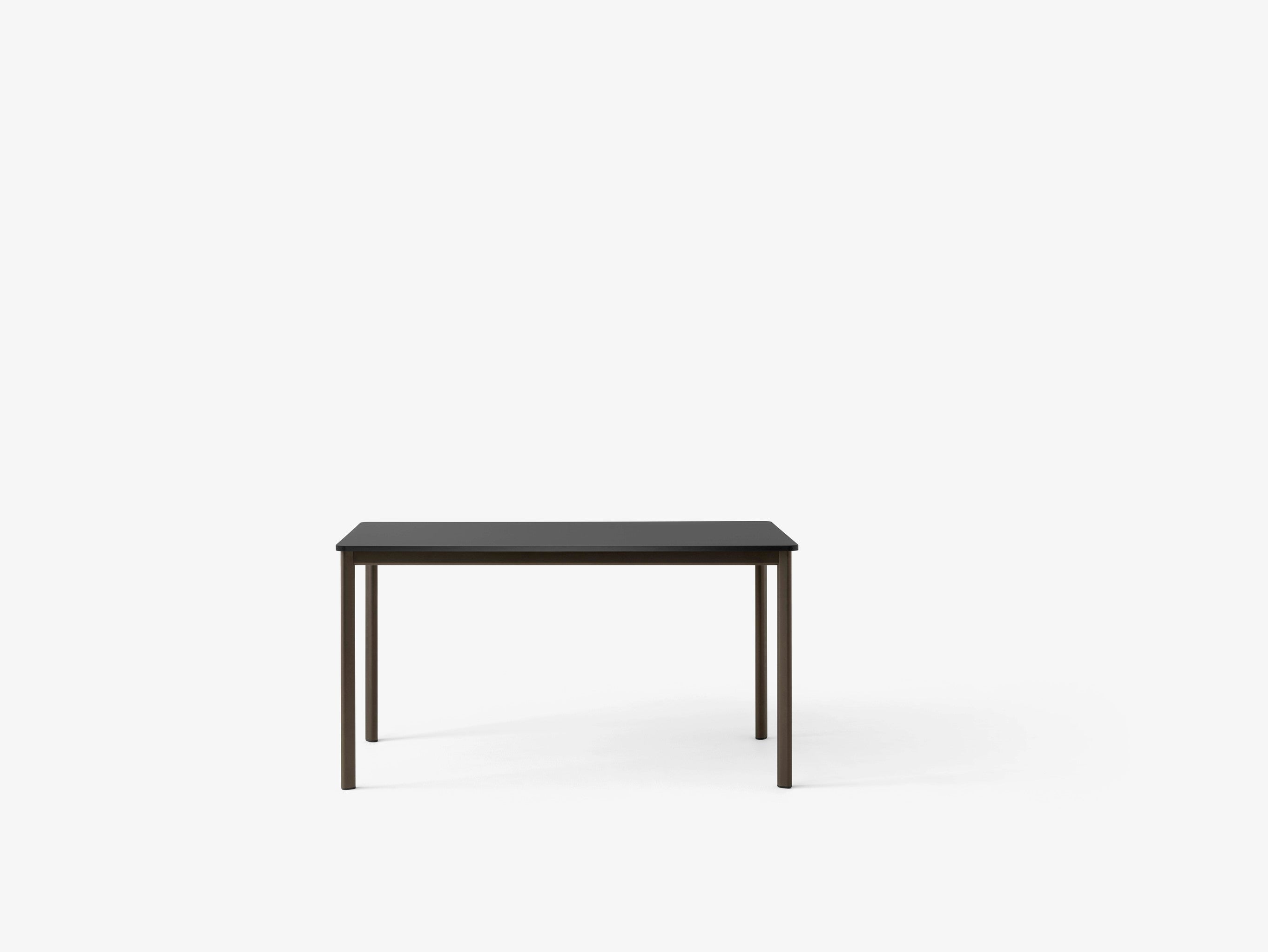 Mesa comedor &Tradition Drip HW58 con estructura de aluminio y tablero de linóleo, diseño minimalista escandinavo de Hee Well; Drip Dining Table HW58 — Drip HW58_Black w. Black Fenix Nano Laminate (0720)_front view; Drip Dining Table HW58 — Drip HW58_Bronzed w. Black Fenix Nano Laminate (0720)_front view; Drip Dining Table HW58 — Drip HW58_Bronzed w. Oak Wood Veneer_front view; Drip Dining Table HW58 — ATD_campaign_Drip_HW58_Rely_HW50_Flowerpot_VP3_Launch 2023