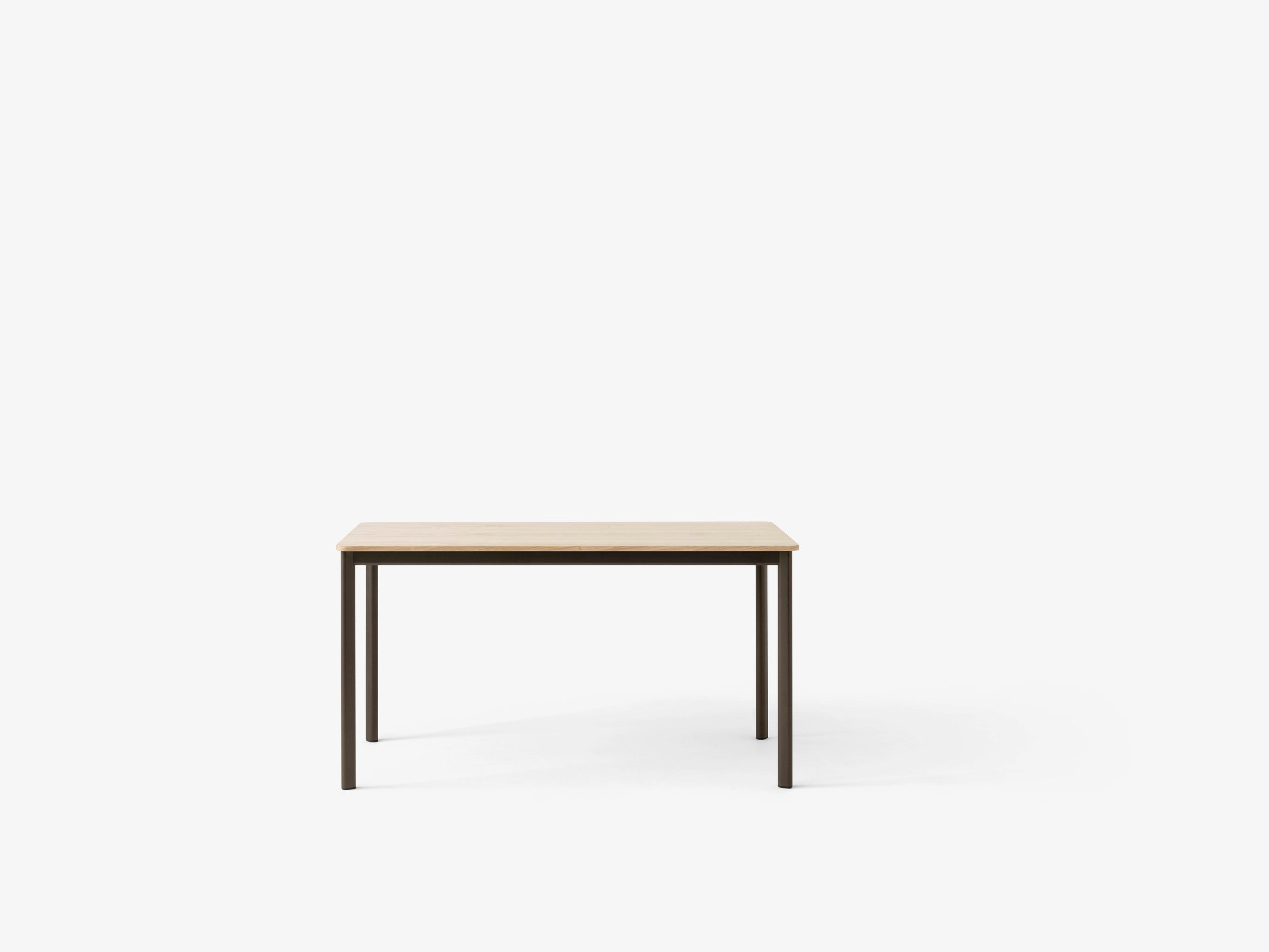 Mesa comedor &Tradition Drip HW58 con estructura de aluminio y tablero de linóleo, diseño minimalista escandinavo de Hee Well; Drip Dining Table HW58 — Drip HW58_Black w. Black Fenix Nano Laminate (0720)_front view; Drip Dining Table HW58 — Drip HW58_Bronzed w. Black Fenix Nano Laminate (0720)_front view; Drip Dining Table HW58 — Drip HW58_Bronzed w. Oak Wood Veneer_front view; Drip Dining Table HW58 — ATD_campaign_Drip_HW58_Rely_HW50_Flowerpot_VP3_Launch 2023