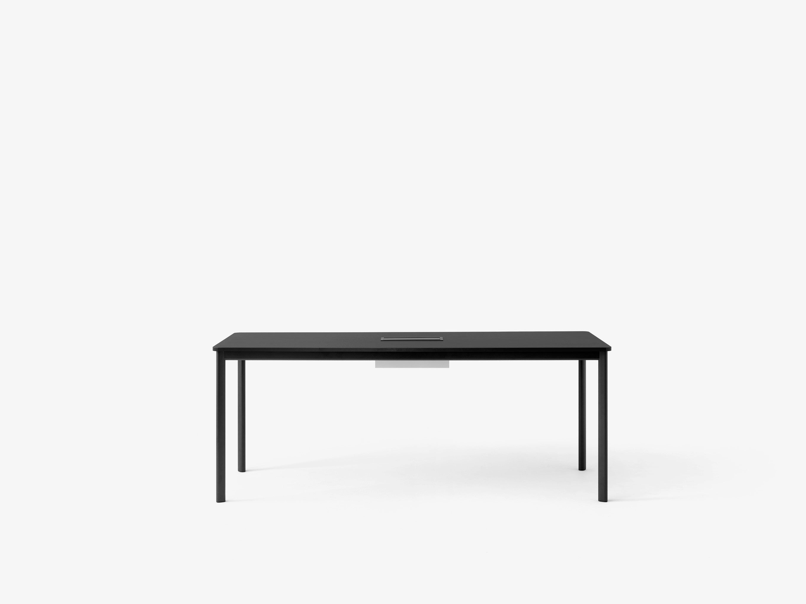 Mesa de comedor &Tradition Drip HW59 de aluminio con superficie de linóleo, diseño minimalista de Hee Welling sobre fondo bla; Drip Dining Table HW59 — Drip HW59_Bronzed w. Burgundy Forbo Linoleum (4154)_front view; Drip Dining Table HW59 — Drip HW59_Black w. Black Fenix Nano Laminate (0720)_w. Cable Management_front view; Drip Dining Table HW59 — Drip HW59_Black w. Walnut Wood Veneer_front view; Drip Dining Table HW59 — Drip HW59_Bronzed w. Black Fenix Nano Laminate (0720)_front view