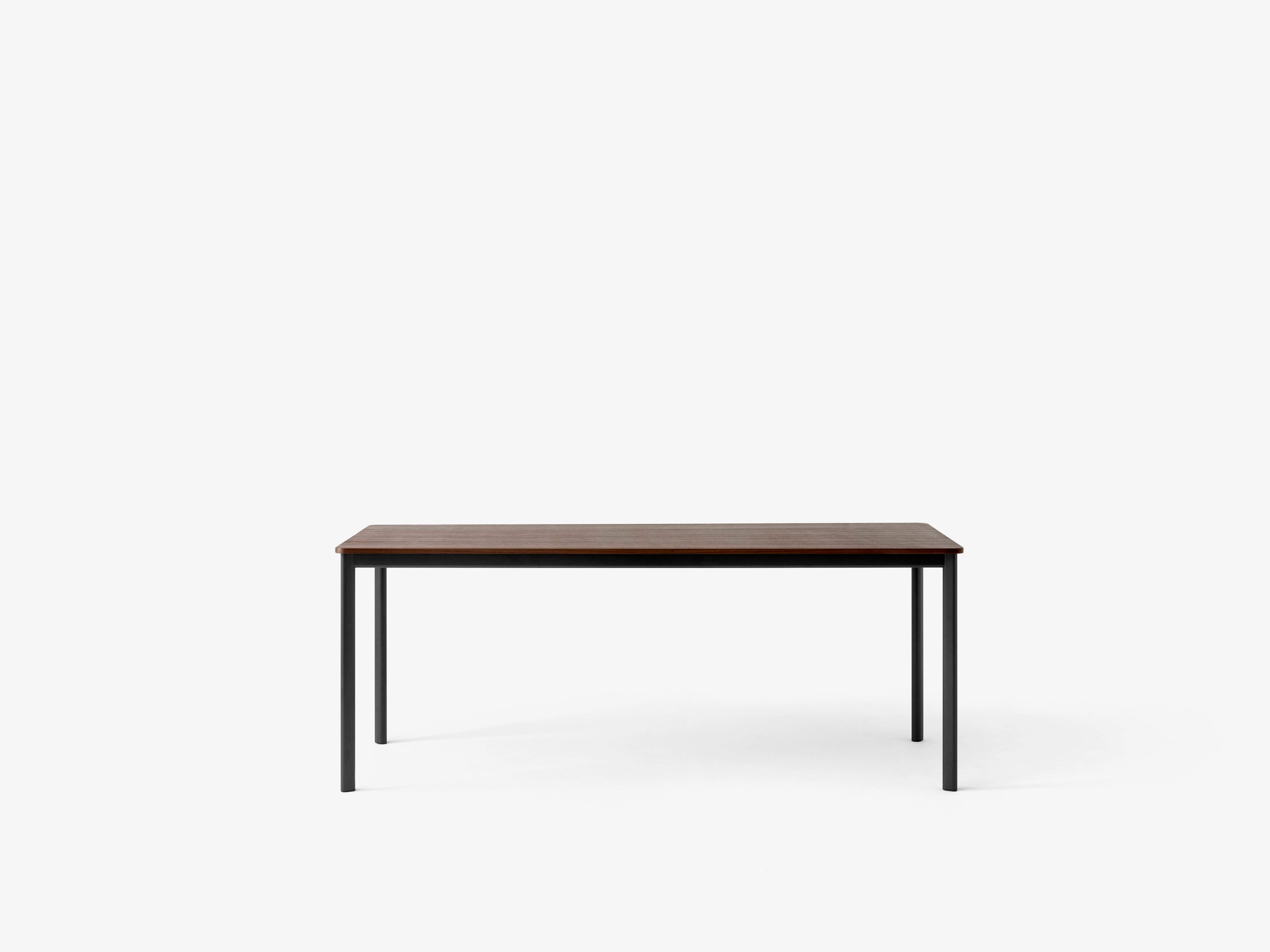Mesa de comedor &Tradition Drip HW59 de aluminio con superficie de linóleo, diseño minimalista de Hee Welling sobre fondo bla; Drip Dining Table HW59 — Drip HW59_Bronzed w. Burgundy Forbo Linoleum (4154)_front view; Drip Dining Table HW59 — Drip HW59_Black w. Black Fenix Nano Laminate (0720)_w. Cable Management_front view; Drip Dining Table HW59 — Drip HW59_Black w. Walnut Wood Veneer_front view; Drip Dining Table HW59 — Drip HW59_Bronzed w. Black Fenix Nano Laminate (0720)_front view