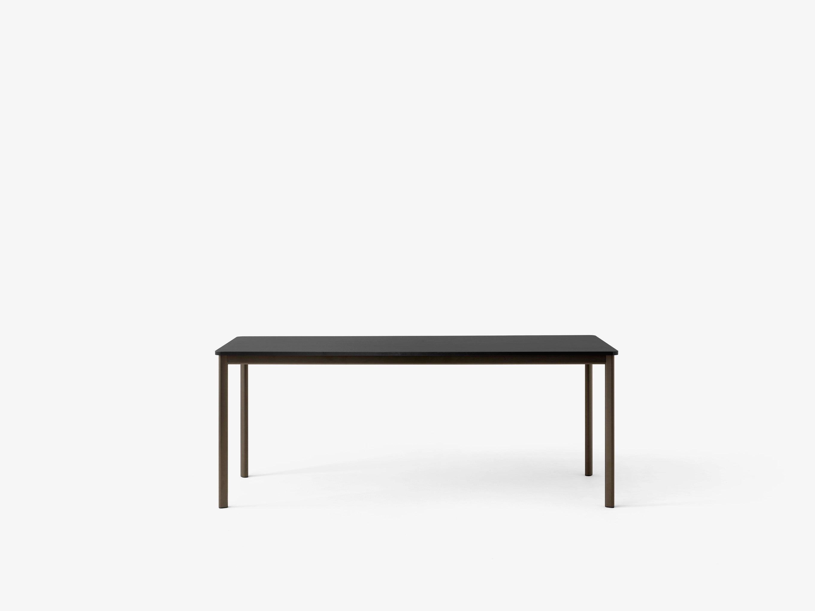 Mesa de comedor &Tradition Drip HW59 de aluminio con superficie de linóleo, diseño minimalista de Hee Welling sobre fondo bla; Drip Dining Table HW59 — Drip HW59_Bronzed w. Burgundy Forbo Linoleum (4154)_front view; Drip Dining Table HW59 — Drip HW59_Black w. Black Fenix Nano Laminate (0720)_w. Cable Management_front view; Drip Dining Table HW59 — Drip HW59_Black w. Walnut Wood Veneer_front view; Drip Dining Table HW59 — Drip HW59_Bronzed w. Black Fenix Nano Laminate (0720)_front view