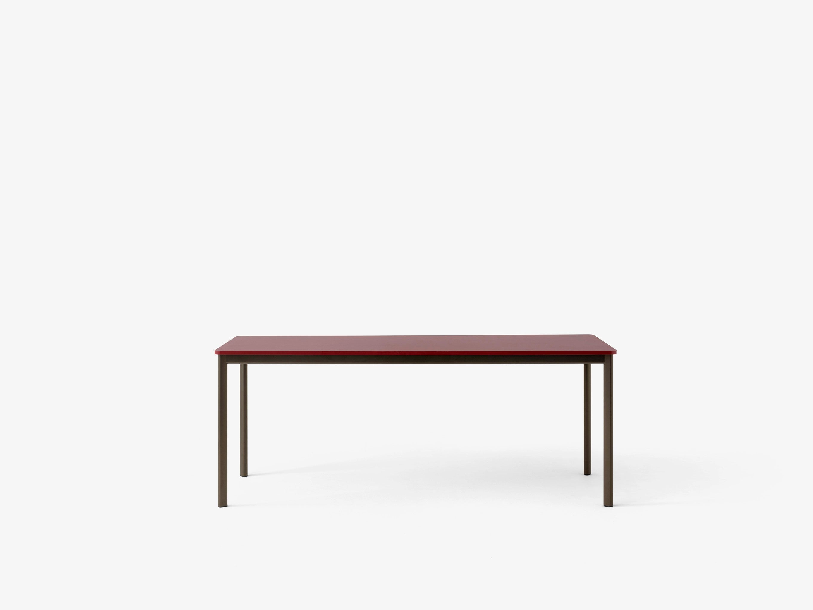 Mesa de comedor &Tradition Drip HW59 de aluminio con superficie de linóleo, diseño minimalista de Hee Welling sobre fondo bla; Drip Dining Table HW59 — Drip HW59_Bronzed w. Burgundy Forbo Linoleum (4154)_front view; Drip Dining Table HW59 — Drip HW59_Black w. Black Fenix Nano Laminate (0720)_w. Cable Management_front view; Drip Dining Table HW59 — Drip HW59_Black w. Walnut Wood Veneer_front view; Drip Dining Table HW59 — Drip HW59_Bronzed w. Black Fenix Nano Laminate (0720)_front view