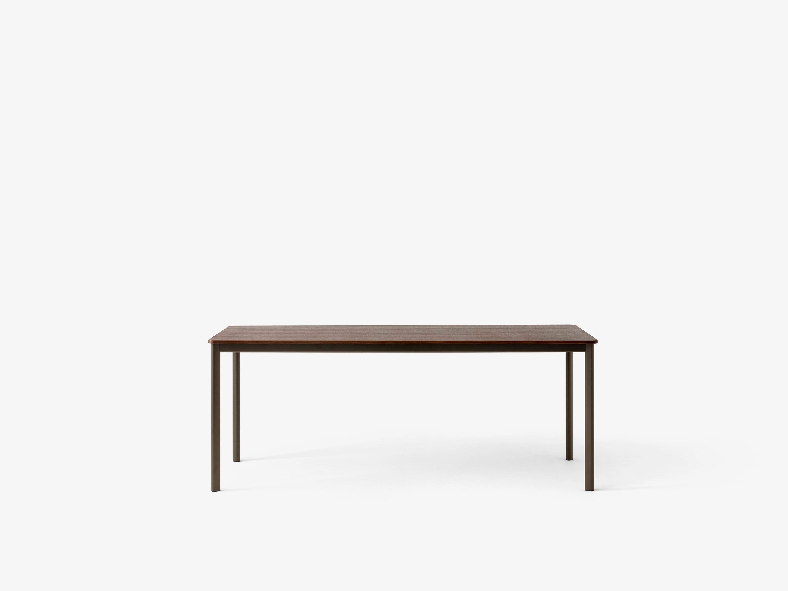 Mesa de comedor &Tradition Drip HW59 de aluminio con superficie de linóleo, diseño minimalista de Hee Welling sobre fondo bla; Drip Dining Table HW59 — Drip HW59_Bronzed w. Burgundy Forbo Linoleum (4154)_front view; Drip Dining Table HW59 — Drip HW59_Black w. Black Fenix Nano Laminate (0720)_w. Cable Management_front view; Drip Dining Table HW59 — Drip HW59_Black w. Walnut Wood Veneer_front view; Drip Dining Table HW59 — Drip HW59_Bronzed w. Black Fenix Nano Laminate (0720)_front view