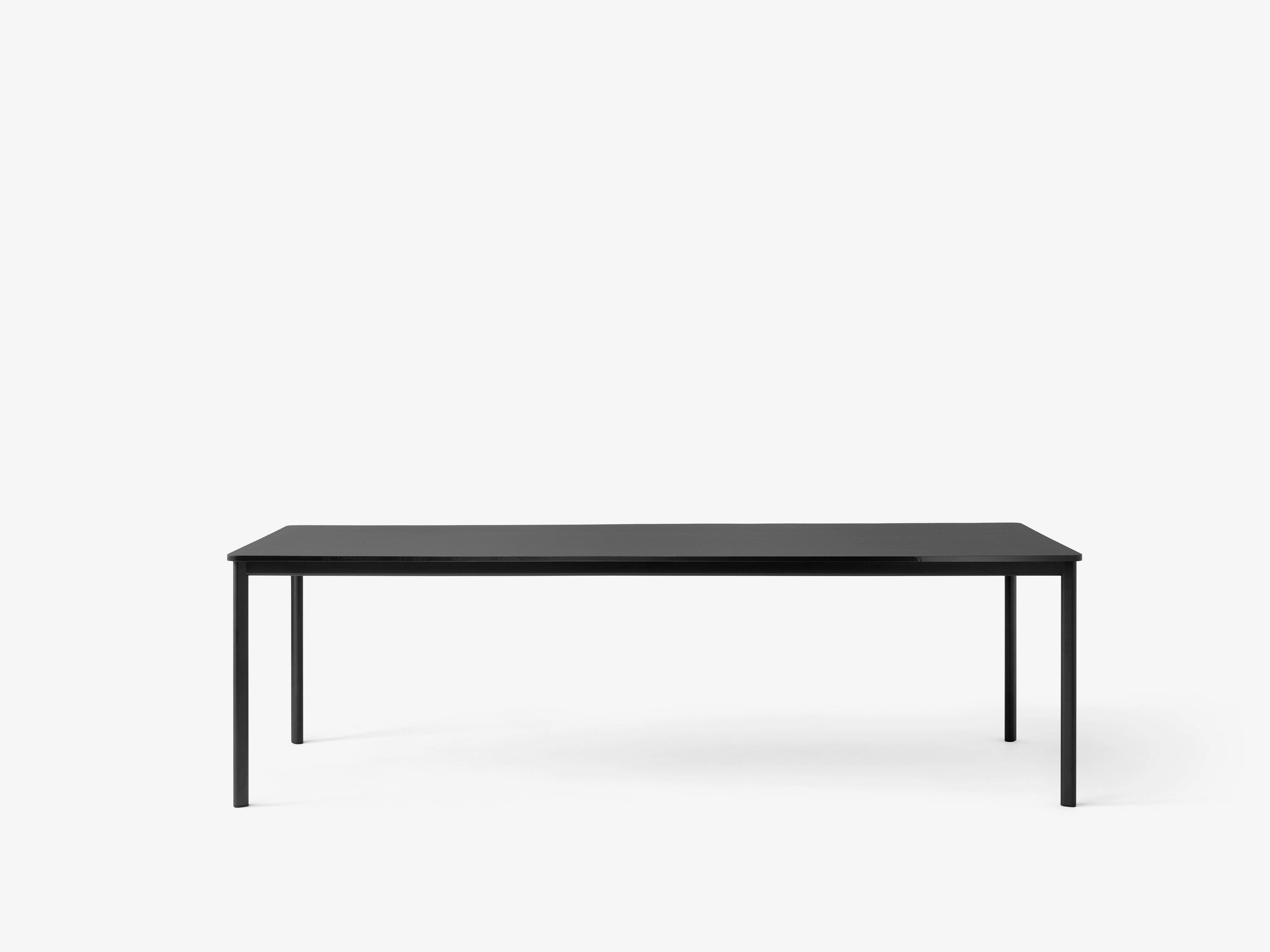 Mesa comedor &Tradition Drip HW60 con estructura de aluminio y superficie de linóleo, diseño minimalista de Hee Welling; Drip Dining Table HW60 — Drip HW60_Black w. Black Fenix Nano Laminate (0720)_front view; Drip Dining Table HW60 — Drip HW60_Bronzed w. Black Fenix Nano Laminate (0720)_front view; Drip Dining Table HW60 — Drip HW60_Bronzed w. Burgundy Forbo Linoleum (4154)_front view; Drip Dining Table HW60 — Drip HW60_Bronzed w. Oak Wood Veneer_front view