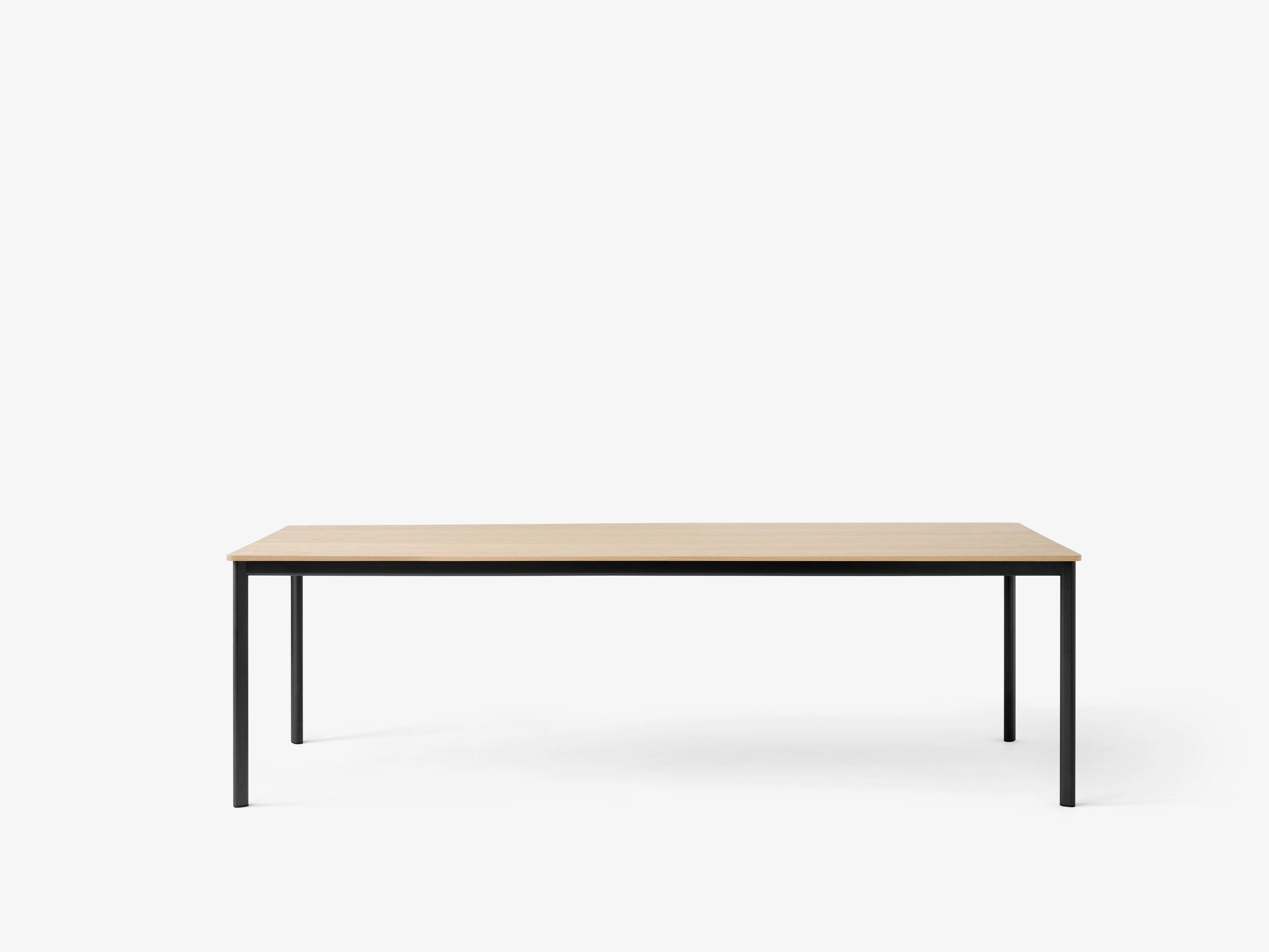 Mesa comedor &Tradition Drip HW60 con estructura de aluminio y superficie de linóleo, diseño minimalista de Hee Welling; Drip Dining Table HW60 — Drip HW60_Black w. Black Fenix Nano Laminate (0720)_front view; Drip Dining Table HW60 — Drip HW60_Bronzed w. Black Fenix Nano Laminate (0720)_front view; Drip Dining Table HW60 — Drip HW60_Bronzed w. Burgundy Forbo Linoleum (4154)_front view; Drip Dining Table HW60 — Drip HW60_Bronzed w. Oak Wood Veneer_front view