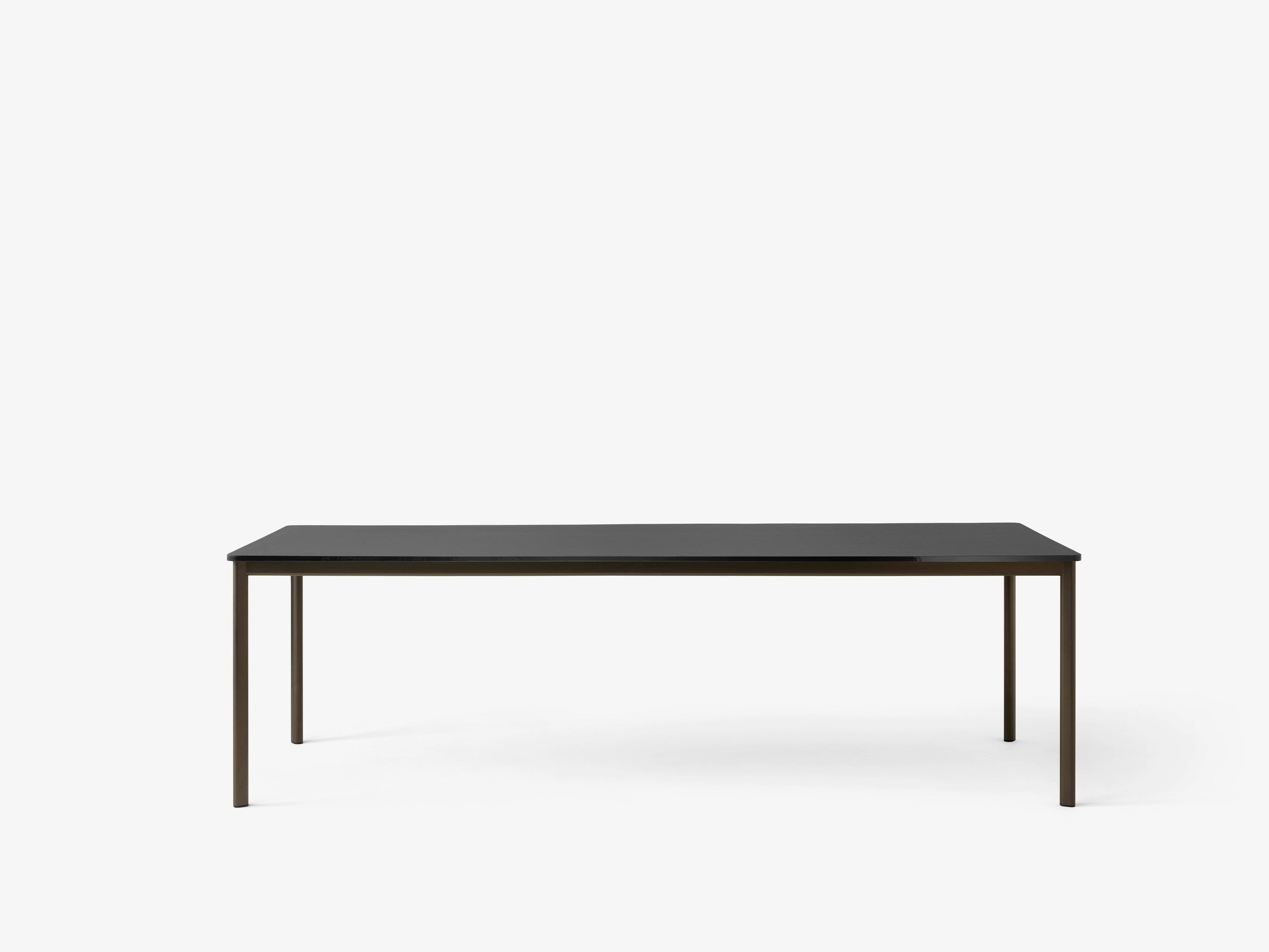 Mesa comedor &Tradition Drip HW60 con estructura de aluminio y superficie de linóleo, diseño minimalista de Hee Welling; Drip Dining Table HW60 — Drip HW60_Black w. Black Fenix Nano Laminate (0720)_front view; Drip Dining Table HW60 — Drip HW60_Bronzed w. Black Fenix Nano Laminate (0720)_front view; Drip Dining Table HW60 — Drip HW60_Bronzed w. Burgundy Forbo Linoleum (4154)_front view; Drip Dining Table HW60 — Drip HW60_Bronzed w. Oak Wood Veneer_front view
