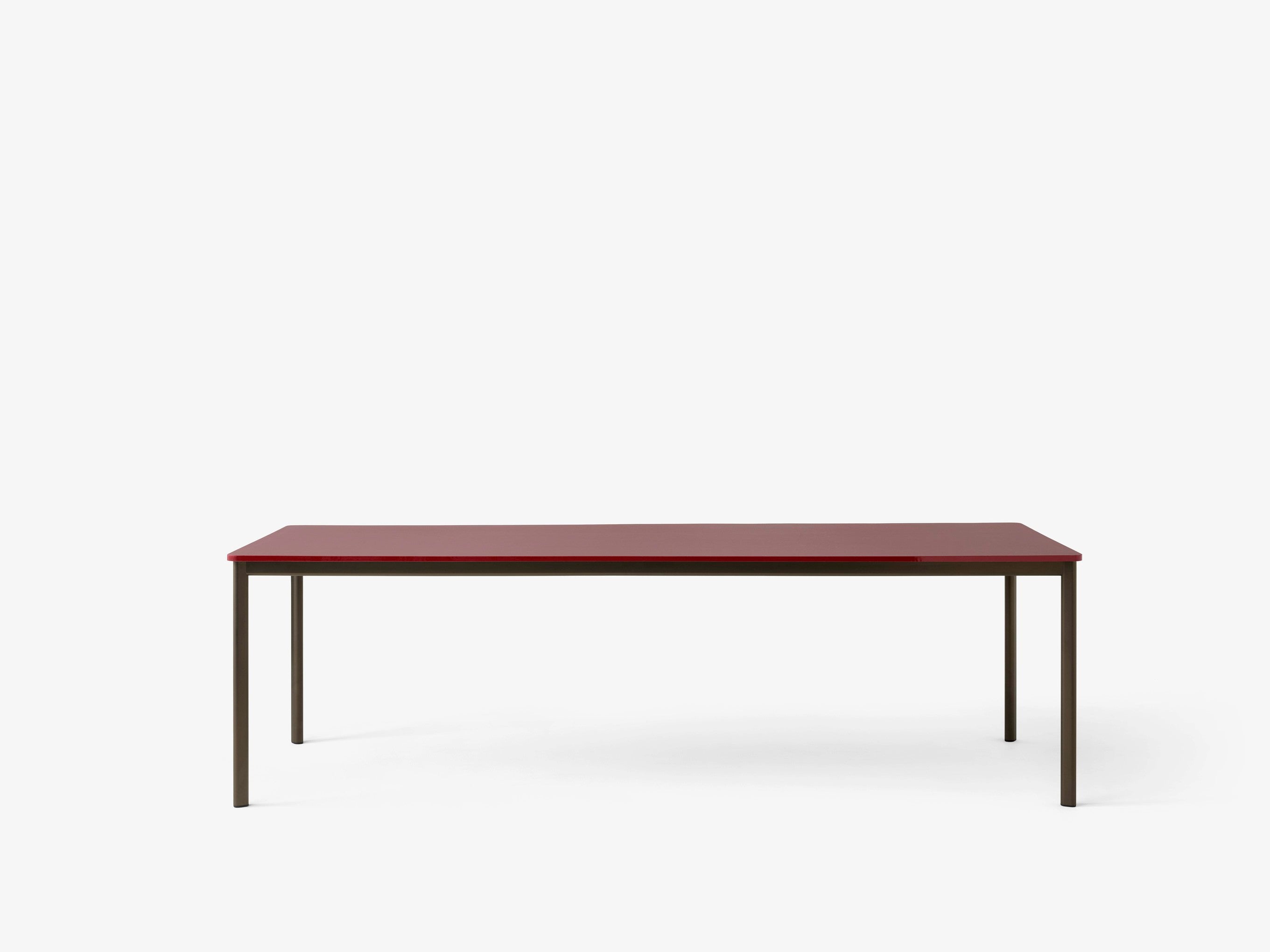 Mesa comedor &Tradition Drip HW60 con estructura de aluminio y superficie de linóleo, diseño minimalista de Hee Welling; Drip Dining Table HW60 — Drip HW60_Black w. Black Fenix Nano Laminate (0720)_front view; Drip Dining Table HW60 — Drip HW60_Bronzed w. Black Fenix Nano Laminate (0720)_front view; Drip Dining Table HW60 — Drip HW60_Bronzed w. Burgundy Forbo Linoleum (4154)_front view; Drip Dining Table HW60 — Drip HW60_Bronzed w. Oak Wood Veneer_front view