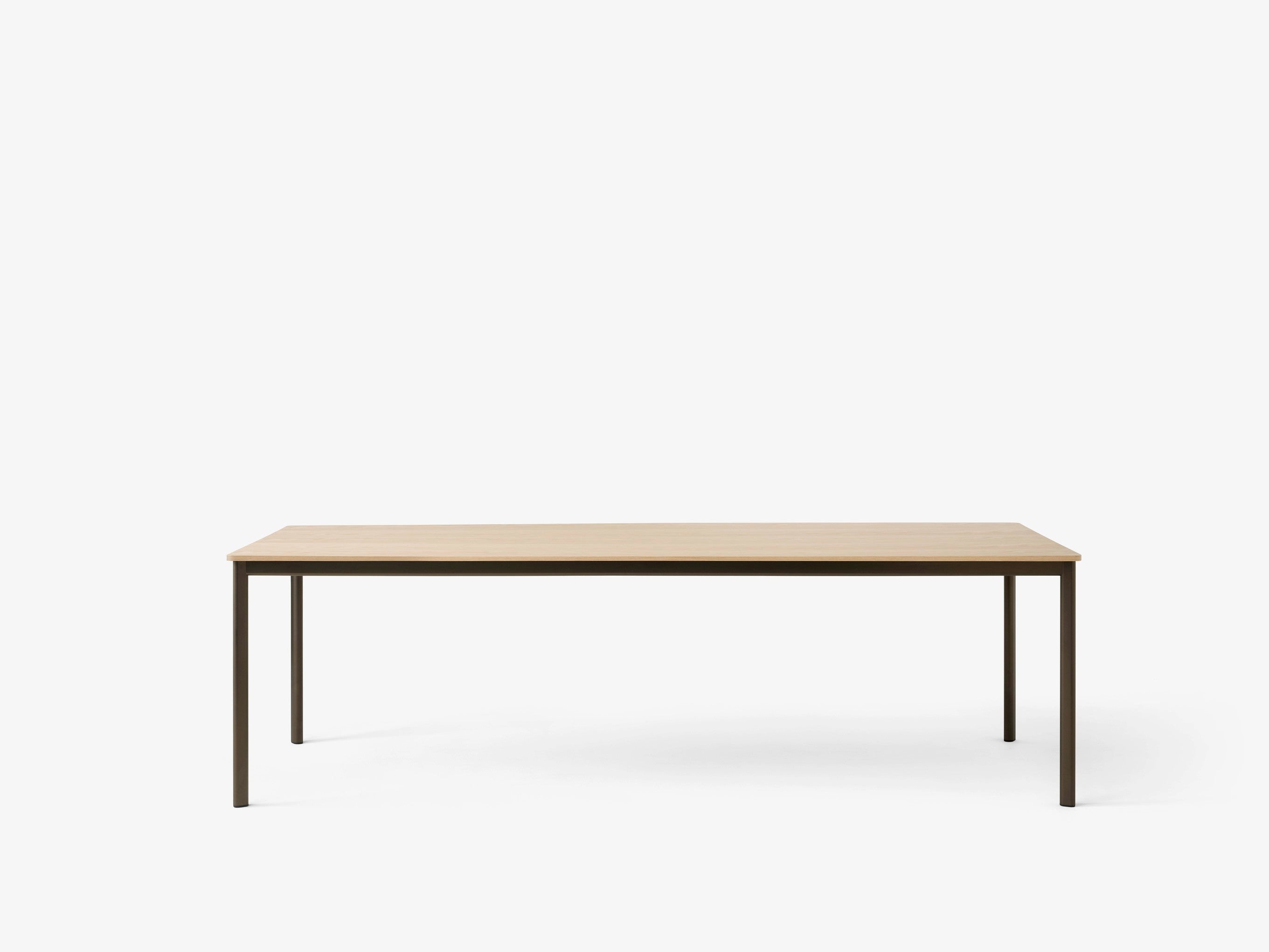 Mesa comedor &Tradition Drip HW60 con estructura de aluminio y superficie de linóleo, diseño minimalista de Hee Welling; Drip Dining Table HW60 — Drip HW60_Black w. Black Fenix Nano Laminate (0720)_front view; Drip Dining Table HW60 — Drip HW60_Bronzed w. Black Fenix Nano Laminate (0720)_front view; Drip Dining Table HW60 — Drip HW60_Bronzed w. Burgundy Forbo Linoleum (4154)_front view; Drip Dining Table HW60 — Drip HW60_Bronzed w. Oak Wood Veneer_front view