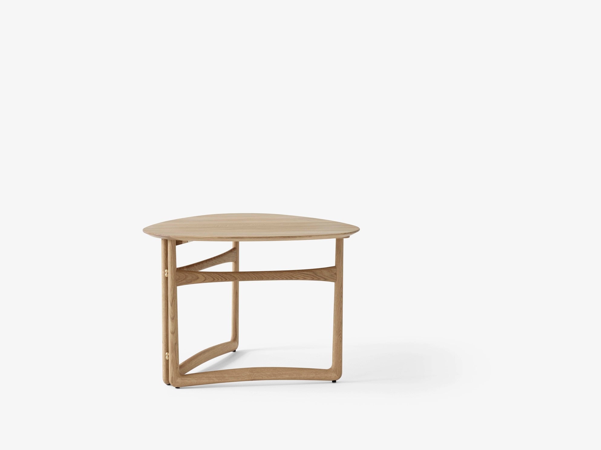 Mesa de centro Drop Leaf HM5 de &Tradition en madera de nogal con detalles en latón, diseño minimalista de Hvidt & Mølgaard; Drop Leaf Coffee Table HM5 — Drop Leaf_HM5_Oiled Oak_1; Drop Leaf Coffee Table HM5 — Drop Leaf_HM5_Oiled Oak_Close up; Drop Leaf Coffee Table HM5 — ATD_lifestyle_2020_Drop Leaf_HM5_Planters_SC43; Drop Leaf Coffee Table HM5 — Drop Leaf_HM5_Oiled Oak