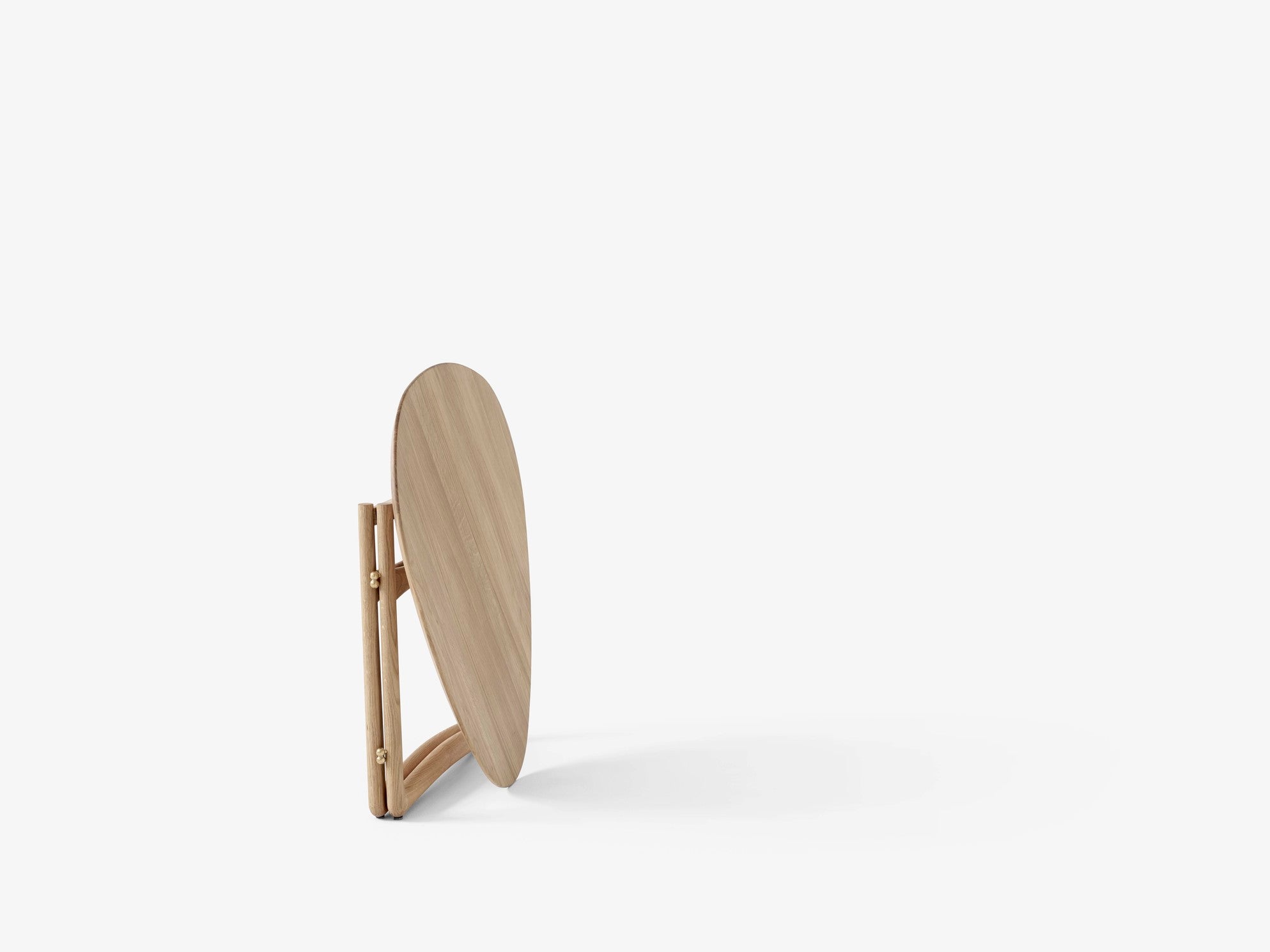 Mesa de centro Drop Leaf HM5 de &Tradition en madera de nogal con detalles en latón, diseño minimalista de Hvidt & Mølgaard; Drop Leaf Coffee Table HM5 — Drop Leaf_HM5_Oiled Oak_1; Drop Leaf Coffee Table HM5 — Drop Leaf_HM5_Oiled Oak_Close up; Drop Leaf Coffee Table HM5 — ATD_lifestyle_2020_Drop Leaf_HM5_Planters_SC43; Drop Leaf Coffee Table HM5 — Drop Leaf_HM5_Oiled Oak
