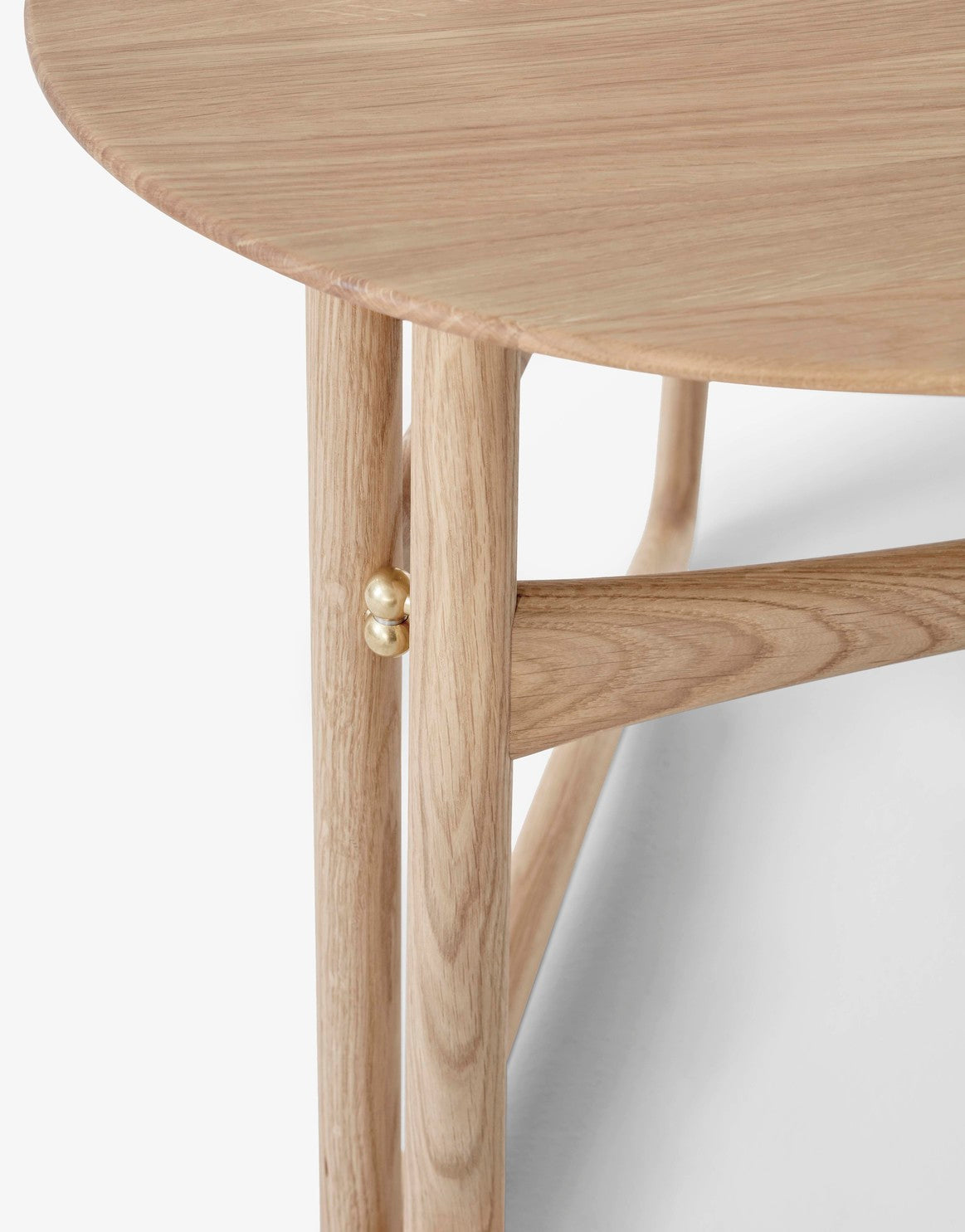 Mesa de centro Drop Leaf HM5 de &Tradition en madera de nogal con detalles en latón, diseño minimalista de Hvidt & Mølgaard; Drop Leaf Coffee Table HM5 — Drop Leaf_HM5_Oiled Oak_1; Drop Leaf Coffee Table HM5 — Drop Leaf_HM5_Oiled Oak_Close up; Drop Leaf Coffee Table HM5 — ATD_lifestyle_2020_Drop Leaf_HM5_Planters_SC43; Drop Leaf Coffee Table HM5 — Drop Leaf_HM5_Oiled Oak