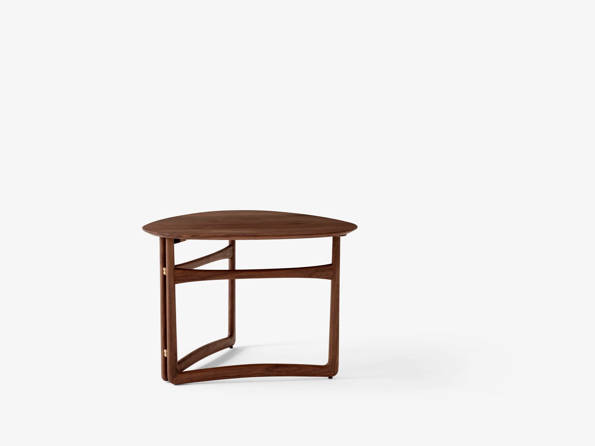 Mesa de centro Drop Leaf HM5 de &Tradition en madera de nogal con detalles en latón, diseño minimalista de Hvidt & Mølgaard; Drop Leaf Coffee Table HM5 — Drop Leaf_HM5_Oiled Oak_1; Drop Leaf Coffee Table HM5 — Drop Leaf_HM5_Oiled Oak_Close up; Drop Leaf Coffee Table HM5 — ATD_lifestyle_2020_Drop Leaf_HM5_Planters_SC43; Drop Leaf Coffee Table HM5 — Drop Leaf_HM5_Oiled Oak