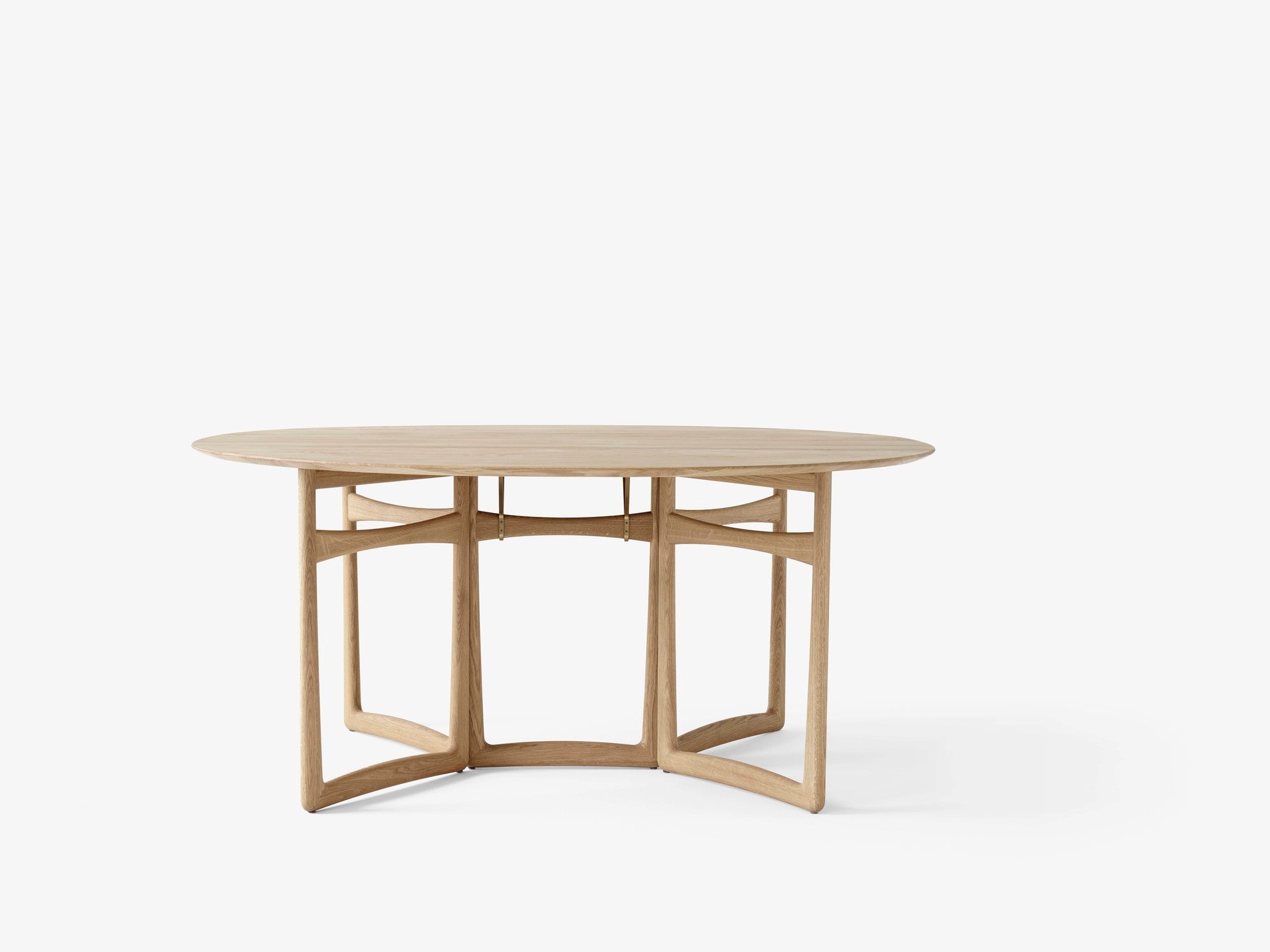 Mesa comedor Drop Leaf HM6 &Tradition nogal con hojas abatibles y detalles latón, diseño minimalista Hvidt Mølgaard sobre fon; Drop Leaf Dining Table HM6 — Drop Leaf_HM6_ Oiled Walnut; Drop Leaf Dining Table HM6 — Drop Leaf_HM6_ Oiled Walnut_3; Drop Leaf Dining Table HM6 — Drop Leaf_HM6_ Oiled Walnut_Close up; Drop Leaf Dining Table HM6 — Drop Leaf_HM6_ Oiled Walnut_1