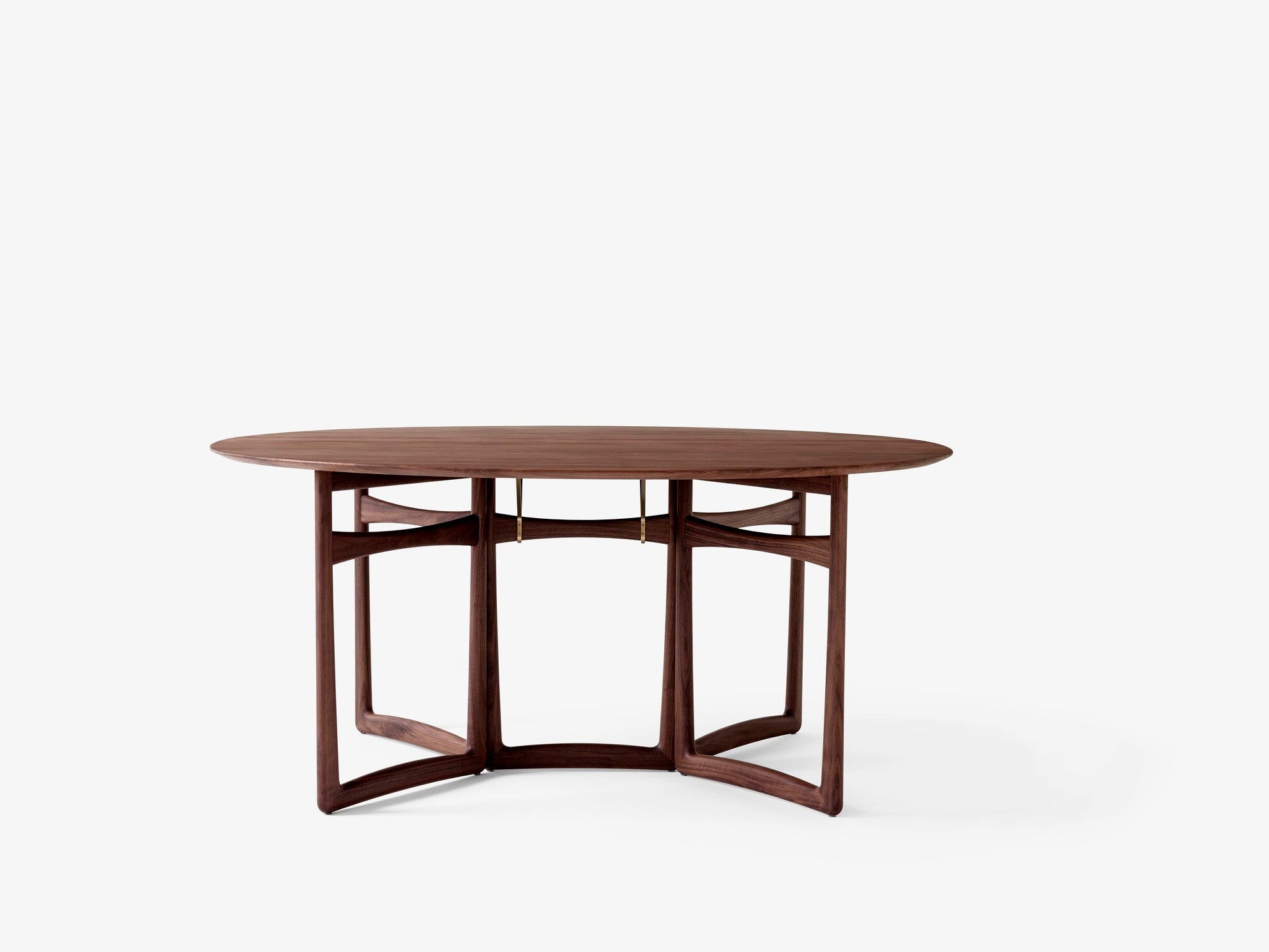 Mesa comedor Drop Leaf HM6 &Tradition nogal con hojas abatibles y detalles latón, diseño minimalista Hvidt Mølgaard sobre fon; Drop Leaf Dining Table HM6 — Drop Leaf_HM6_ Oiled Walnut; Drop Leaf Dining Table HM6 — Drop Leaf_HM6_ Oiled Walnut_3; Drop Leaf Dining Table HM6 — Drop Leaf_HM6_ Oiled Walnut_Close up; Drop Leaf Dining Table HM6 — Drop Leaf_HM6_ Oiled Walnut_1