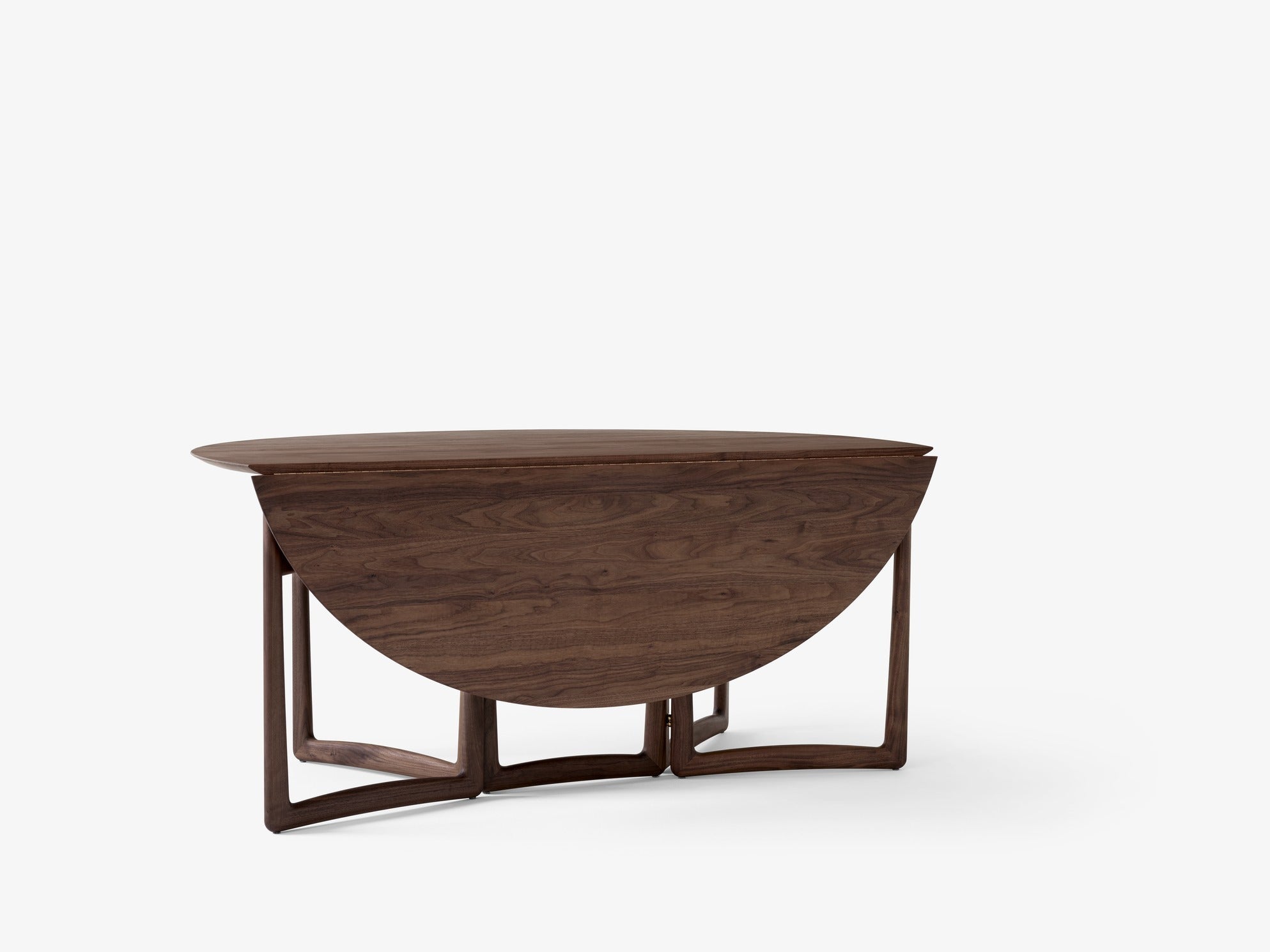 Mesa comedor Drop Leaf HM6 &Tradition nogal con hojas abatibles y detalles latón, diseño minimalista Hvidt Mølgaard sobre fon; Drop Leaf Dining Table HM6 — Drop Leaf_HM6_ Oiled Walnut; Drop Leaf Dining Table HM6 — Drop Leaf_HM6_ Oiled Walnut_3; Drop Leaf Dining Table HM6 — Drop Leaf_HM6_ Oiled Walnut_Close up; Drop Leaf Dining Table HM6 — Drop Leaf_HM6_ Oiled Walnut_1