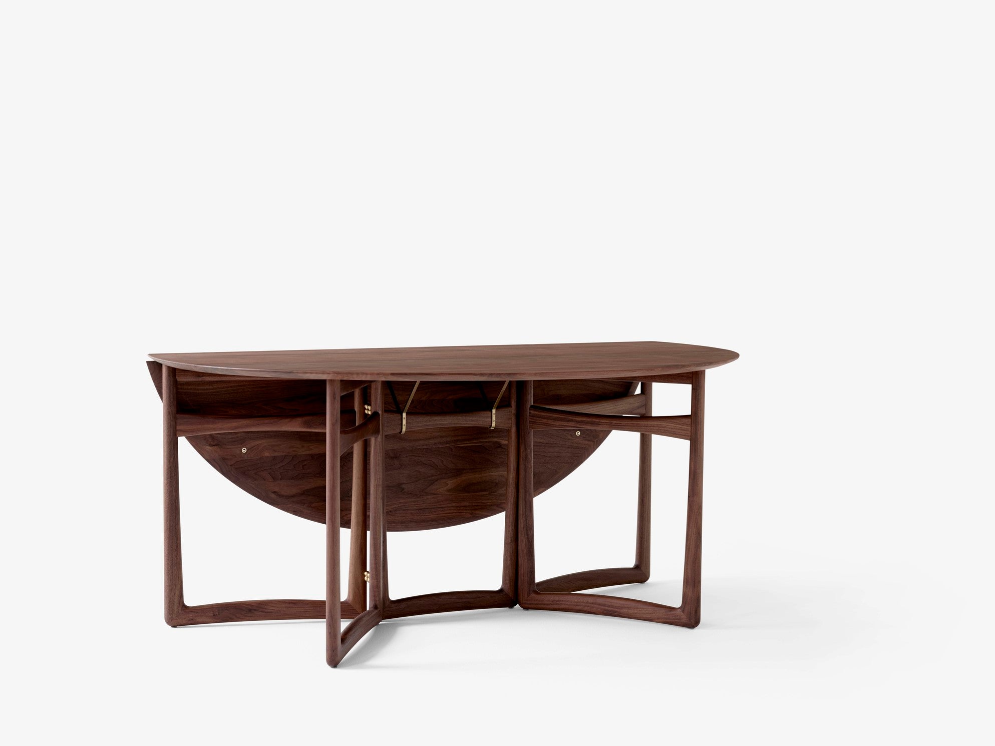 Mesa comedor Drop Leaf HM6 &Tradition nogal con hojas abatibles y detalles latón, diseño minimalista Hvidt Mølgaard sobre fon; Drop Leaf Dining Table HM6 — Drop Leaf_HM6_ Oiled Walnut; Drop Leaf Dining Table HM6 — Drop Leaf_HM6_ Oiled Walnut_3; Drop Leaf Dining Table HM6 — Drop Leaf_HM6_ Oiled Walnut_Close up; Drop Leaf Dining Table HM6 — Drop Leaf_HM6_ Oiled Walnut_1