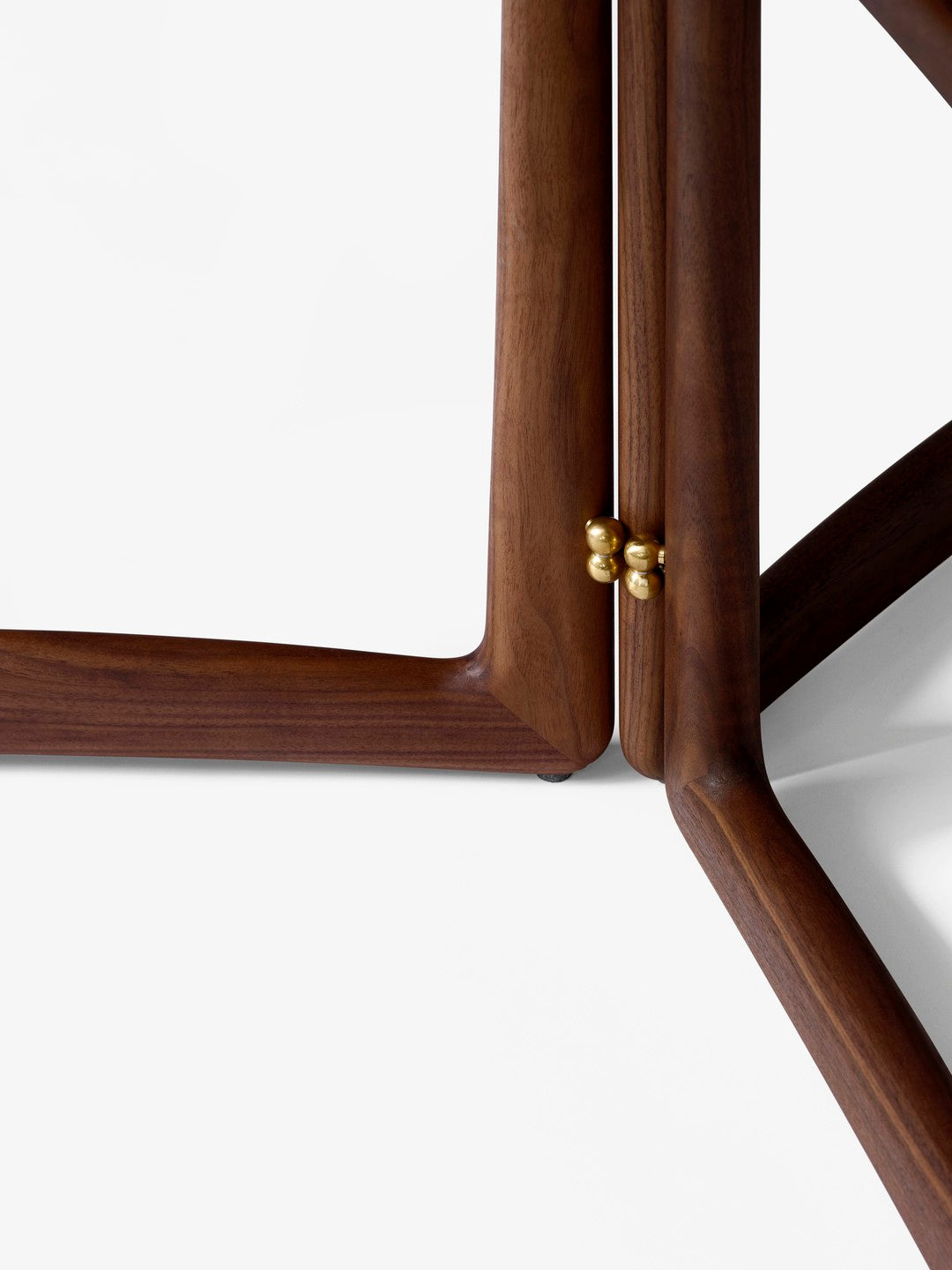 Mesa comedor Drop Leaf HM6 &Tradition nogal con hojas abatibles y detalles latón, diseño minimalista Hvidt Mølgaard sobre fon; Drop Leaf Dining Table HM6 — Drop Leaf_HM6_ Oiled Walnut; Drop Leaf Dining Table HM6 — Drop Leaf_HM6_ Oiled Walnut_3; Drop Leaf Dining Table HM6 — Drop Leaf_HM6_ Oiled Walnut_Close up; Drop Leaf Dining Table HM6 — Drop Leaf_HM6_ Oiled Walnut_1