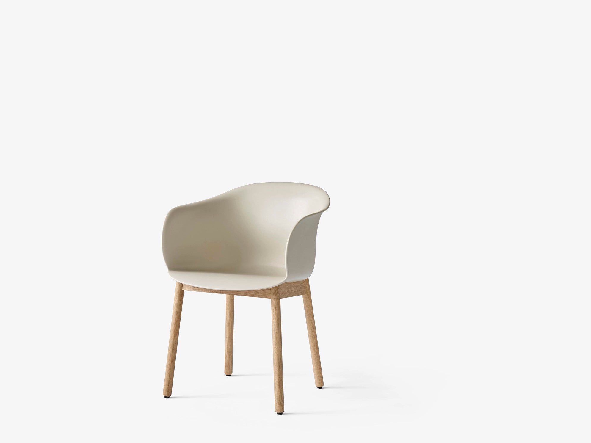 Sillón Elefy JH30 de &Tradition diseñado por Jaime Hayon con asiento de polipropileno y elegantes patas de madera natural; Elefy Armchair JH30 — Elefy JH30_Soft Beige_Oak
