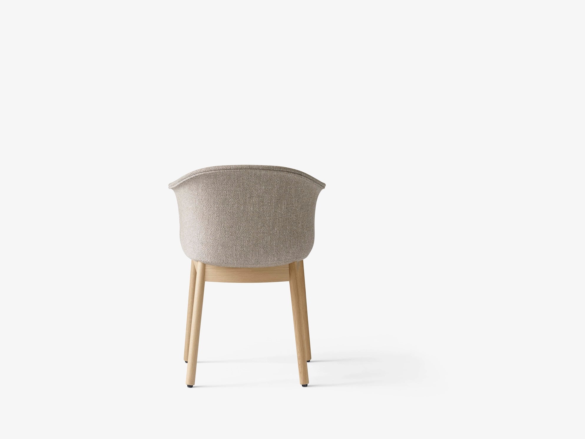 Sillón Elefy JH31 de &Tradition diseñado por Jaime Hayon, estructura de polipropileno tapizada con elegantes patas de madera ; Elefy Armchair JH31 — Elefy JH31_Noble Cognac Leather_Oak; Elefy Armchair JH31 — Elefy JH31_Lines Biscuit K5206_01 _ Oak - BACK 
