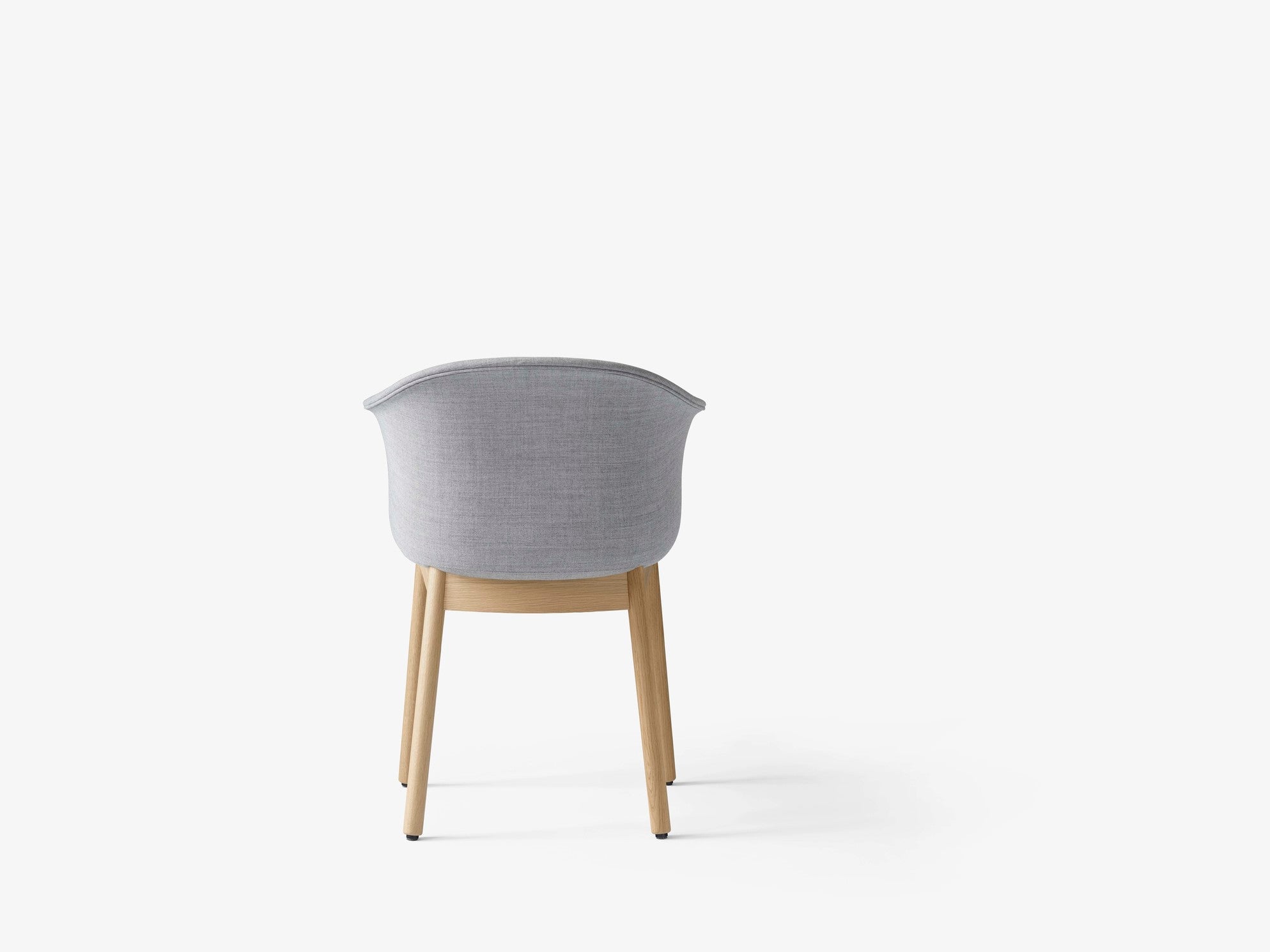 Sillón Elefy JH31 de &Tradition diseñado por Jaime Hayon, estructura de polipropileno tapizada con elegantes patas de madera ; Elefy Armchair JH31 — Elefy JH31_Noble Cognac Leather_Oak; Elefy Armchair JH31 — Elefy JH31_Lines Biscuit K5206_01 _ Oak - BACK 