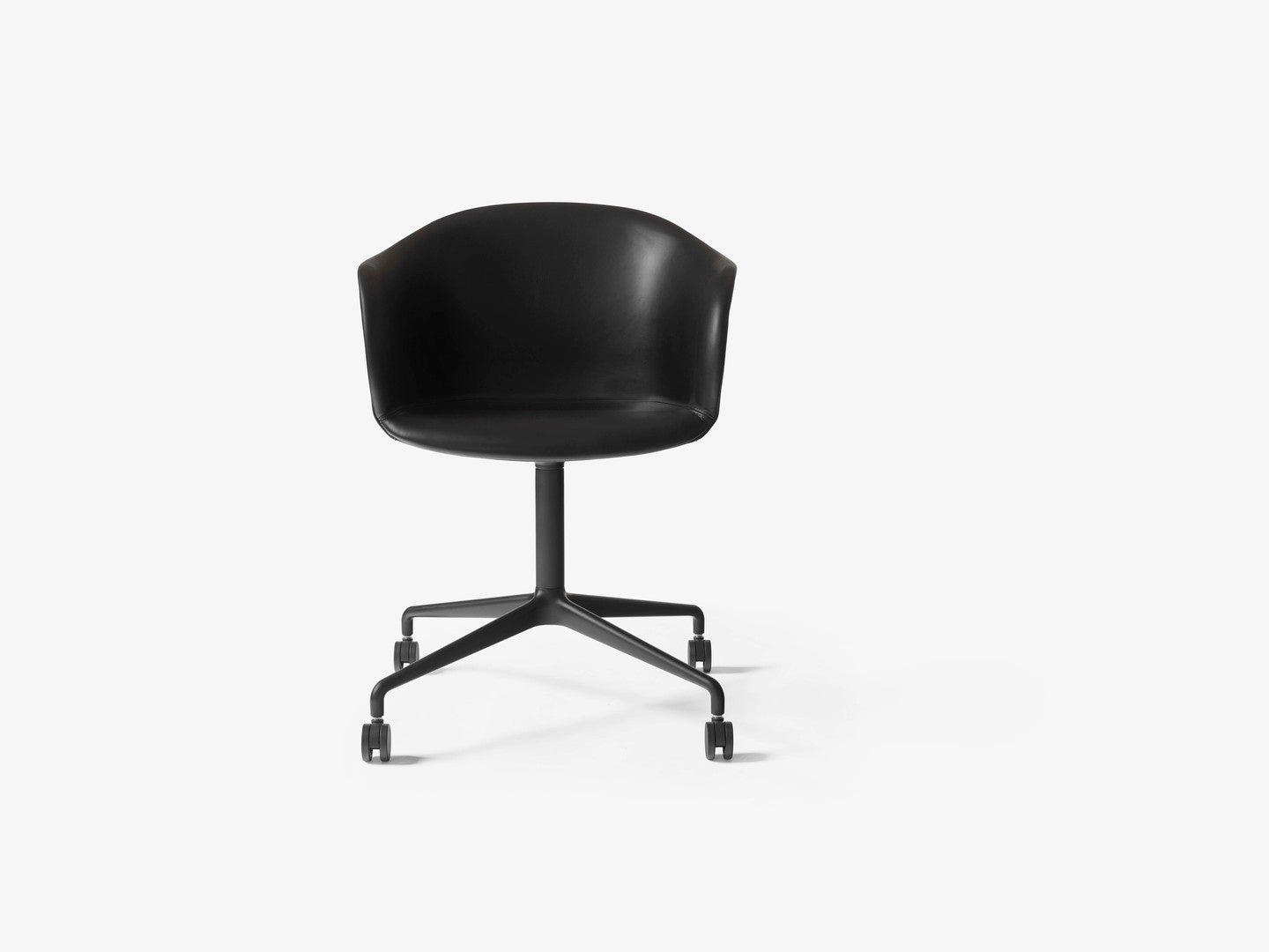 Sillón giratorio &Tradition Elefy JH37 diseñado por Jaime Hayon con base de aluminio, tapicería y ruedas integradas; Elefy Armchair JH37 — Elefy_JH37_black swivel w castors_noble_black_leather; Elefy Armchair JH37 — Elefy_JH37_black swivel w castors_noble_black_leather_2; Elefy Armchair JH37 — Elefy_JH37_black swivel w castors_noble_black_leather_3