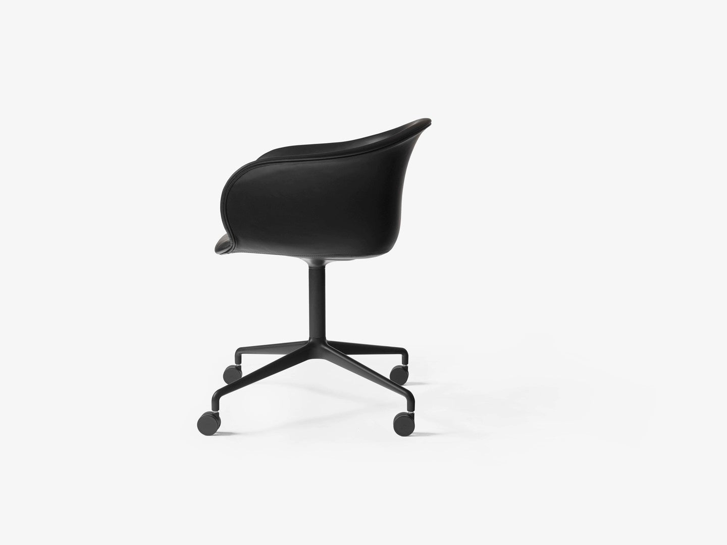 Sillón giratorio &Tradition Elefy JH37 diseñado por Jaime Hayon con base de aluminio, tapicería y ruedas integradas; Elefy Armchair JH37 — Elefy_JH37_black swivel w castors_noble_black_leather; Elefy Armchair JH37 — Elefy_JH37_black swivel w castors_noble_black_leather_2; Elefy Armchair JH37 — Elefy_JH37_black swivel w castors_noble_black_leather_3