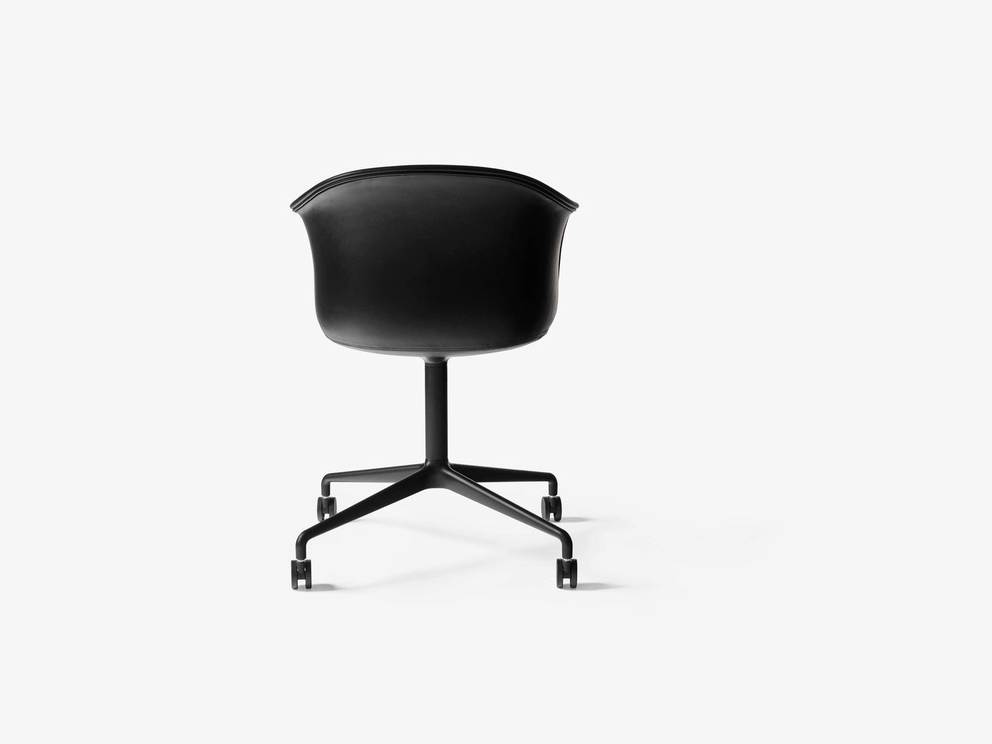 Sillón giratorio &Tradition Elefy JH37 diseñado por Jaime Hayon con base de aluminio, tapicería y ruedas integradas; Elefy Armchair JH37 — Elefy_JH37_black swivel w castors_noble_black_leather; Elefy Armchair JH37 — Elefy_JH37_black swivel w castors_noble_black_leather_2; Elefy Armchair JH37 — Elefy_JH37_black swivel w castors_noble_black_leather_3