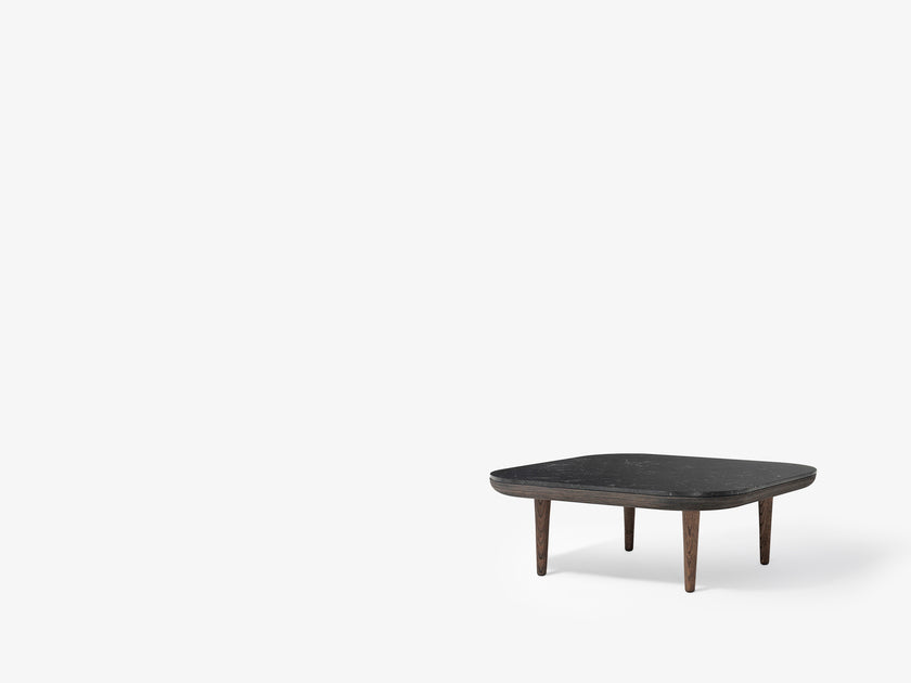 Mesa de centro &Tradition Fly SC4 de Space Copenhagen en madera de roble natural con superficie de mármol blanco sobre fondo ; Fly Coffee Table SC4 — ATD_Retail_2024_Fly SC4_Collect Glass SC78; Fly Coffee Table SC4 — ATD_Retail_2021_Fly SC4_Fly SC1; Fly Coffee Table SC4 — FLY_WHITE OAK_BIANCO CARRARA MARBLE_SC4_HIGH LEGS; Fly Coffee Table SC4 — FLY_SMOKED OAK_NERO MARQUINA MARBLE_SC4_HIGH LEGS