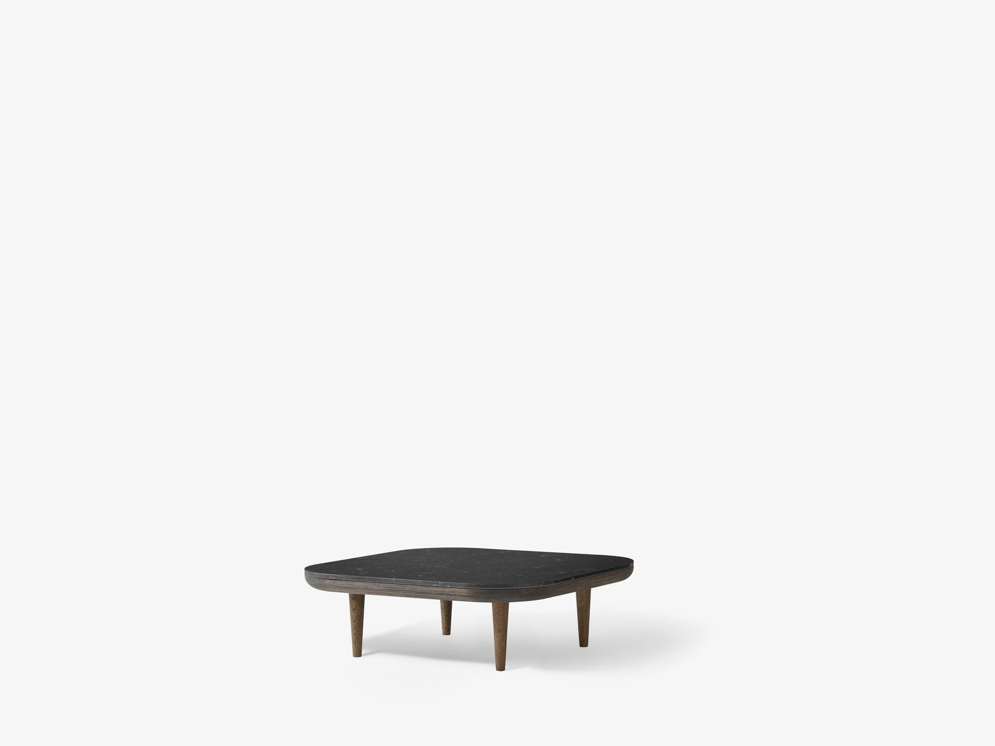 Mesa de centro &Tradition Fly SC4 de Space Copenhagen en madera de roble natural con superficie de mármol blanco sobre fondo ; Fly Coffee Table SC4 — ATD_Retail_2024_Fly SC4_Collect Glass SC78; Fly Coffee Table SC4 — ATD_Retail_2021_Fly SC4_Fly SC1; Fly Coffee Table SC4 — FLY_WHITE OAK_BIANCO CARRARA MARBLE_SC4_HIGH LEGS; Fly Coffee Table SC4 — FLY_SMOKED OAK_NERO MARQUINA MARBLE_SC4_HIGH LEGS