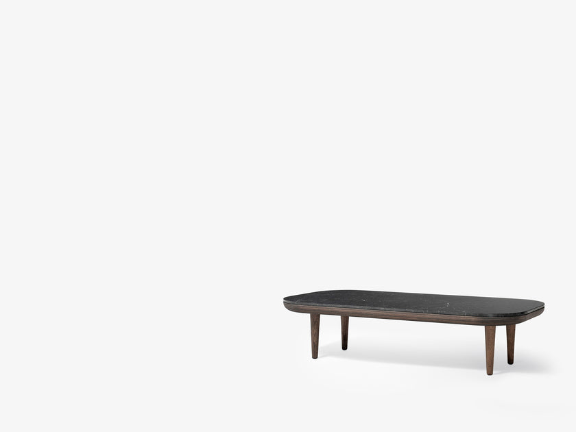 Mesa de centro Fly SC5 de &Tradition con estructura de roble y superficie de mármol, diseño nórdico minimalista Space Copenha; Fly Coffee Table SC5 — FLY TABLE SC5 HIGH LEGS SMOKED OAK NERO MARQUINA MARBLE; Fly Coffee Table SC5 — FLY TABLE SC5 HIGH LEGS WHITE OAK BIANCO CARRARA MARBLE