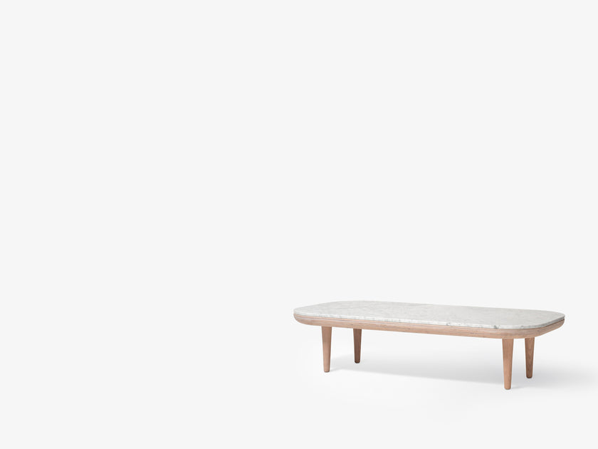 Mesa de centro Fly SC5 de &Tradition con estructura de roble y superficie de mármol, diseño nórdico minimalista Space Copenha; Fly Coffee Table SC5 — FLY TABLE SC5 HIGH LEGS SMOKED OAK NERO MARQUINA MARBLE; Fly Coffee Table SC5 — FLY TABLE SC5 HIGH LEGS WHITE OAK BIANCO CARRARA MARBLE