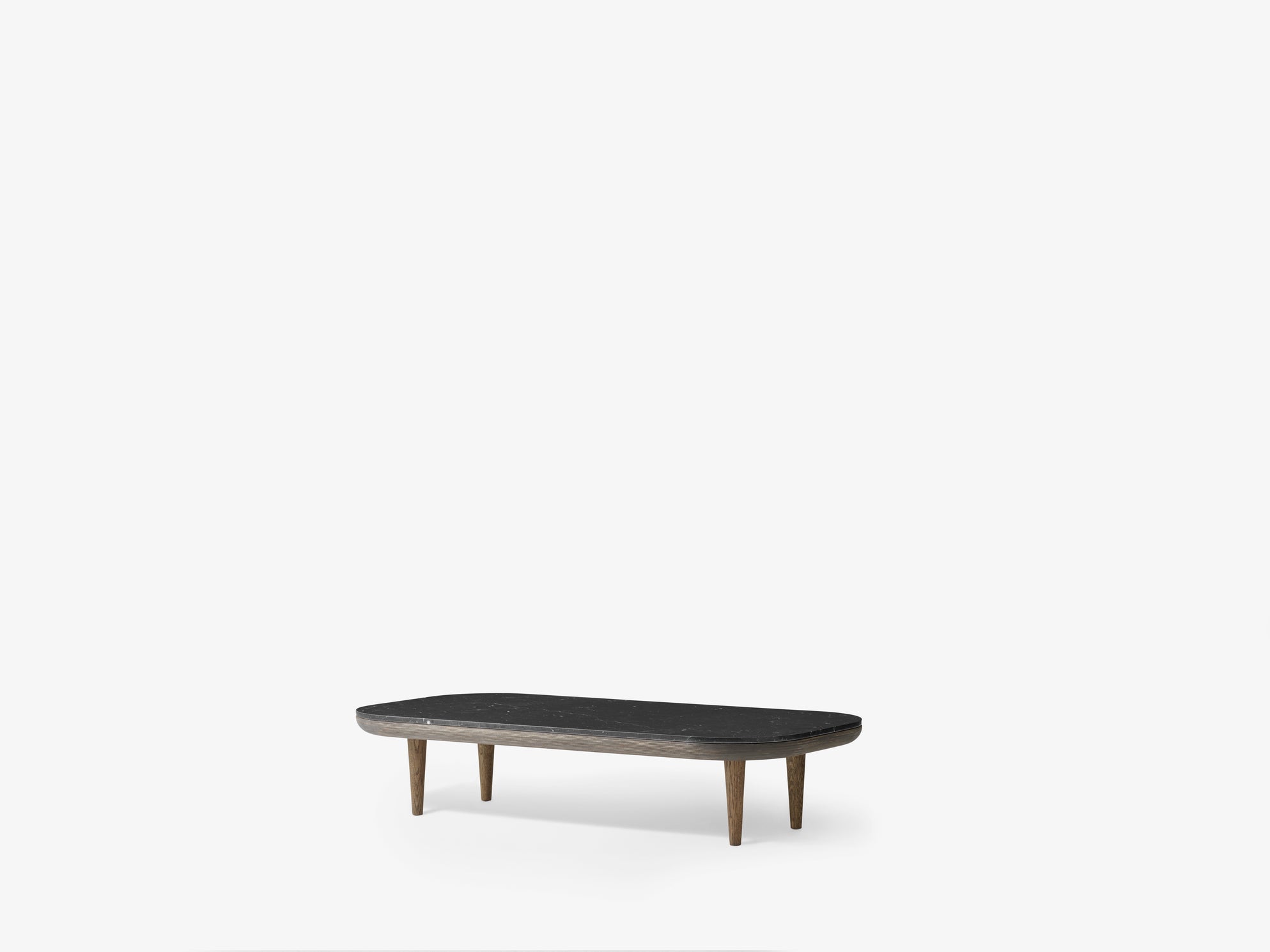Mesa de centro Fly SC5 de &Tradition con estructura de roble y superficie de mármol, diseño nórdico minimalista Space Copenha; Fly Coffee Table SC5 — FLY TABLE SC5 HIGH LEGS SMOKED OAK NERO MARQUINA MARBLE; Fly Coffee Table SC5 — FLY TABLE SC5 HIGH LEGS WHITE OAK BIANCO CARRARA MARBLE