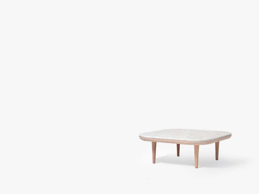 Mesa de centro &Tradition Fly SC4 de Space Copenhagen en madera de roble natural con superficie de mármol blanco sobre fondo ; Fly Coffee Table SC4 — ATD_Retail_2024_Fly SC4_Collect Glass SC78; Fly Coffee Table SC4 — ATD_Retail_2021_Fly SC4_Fly SC1; Fly Coffee Table SC4 — FLY_WHITE OAK_BIANCO CARRARA MARBLE_SC4_HIGH LEGS; Fly Coffee Table SC4 — FLY_SMOKED OAK_NERO MARQUINA MARBLE_SC4_HIGH LEGS