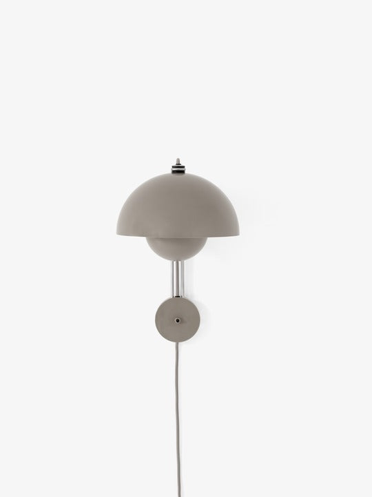 Lámpara de pared &Tradition Flowerpot VP8 de Verner Panton con pantalla esférica en hierro y acabado moderno sobre fondo neut; Flowerpot Wall Lamp VP8 — Flowerpot VP8 Signal Green_off_front; Flowerpot Wall Lamp VP8 — Flowerpot VP8 Matt light grey_front_off-w; Flowerpot Wall Lamp VP8 — Flowerpot VP8 Grey beige_front_off_w; Flowerpot Wall Lamp VP8 — Flowerpot VP8 Grey beige_front_off_wo