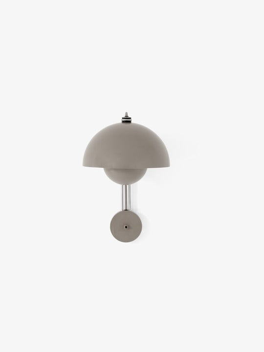 Lámpara de pared &Tradition Flowerpot VP8 de Verner Panton con pantalla esférica en hierro y acabado moderno sobre fondo neut; Flowerpot Wall Lamp VP8 — Flowerpot VP8 Signal Green_off_front; Flowerpot Wall Lamp VP8 — Flowerpot VP8 Matt light grey_front_off-w; Flowerpot Wall Lamp VP8 — Flowerpot VP8 Grey beige_front_off_w; Flowerpot Wall Lamp VP8 — Flowerpot VP8 Grey beige_front_off_wo