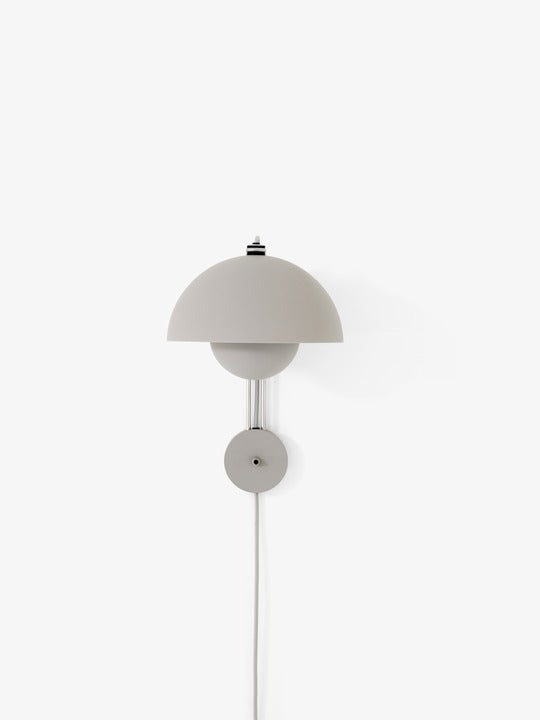 Lámpara de pared &Tradition Flowerpot VP8 de Verner Panton con pantalla esférica en hierro y acabado moderno sobre fondo neut; Flowerpot Wall Lamp VP8 — Flowerpot VP8 Signal Green_off_front; Flowerpot Wall Lamp VP8 — Flowerpot VP8 Matt light grey_front_off-w; Flowerpot Wall Lamp VP8 — Flowerpot VP8 Grey beige_front_off_w; Flowerpot Wall Lamp VP8 — Flowerpot VP8 Grey beige_front_off_wo