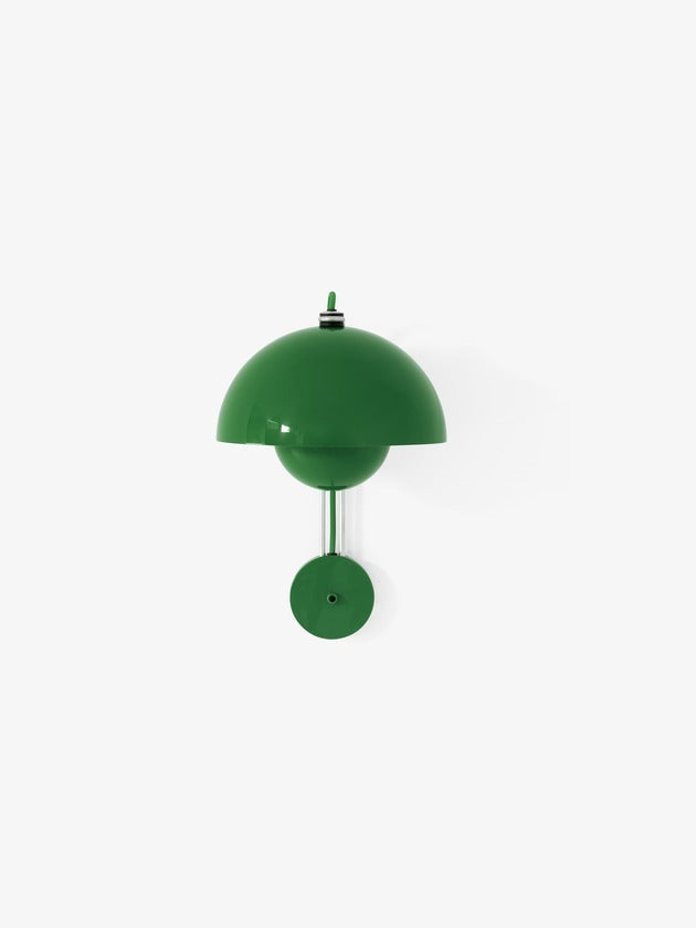 Lámpara de pared &Tradition Flowerpot VP8 de Verner Panton con pantalla esférica en hierro y acabado moderno sobre fondo neut; Flowerpot Wall Lamp VP8 — Flowerpot VP8 Signal Green_off_front; Flowerpot Wall Lamp VP8 — Flowerpot VP8 Matt light grey_front_off-w; Flowerpot Wall Lamp VP8 — Flowerpot VP8 Grey beige_front_off_w; Flowerpot Wall Lamp VP8 — Flowerpot VP8 Grey beige_front_off_wo