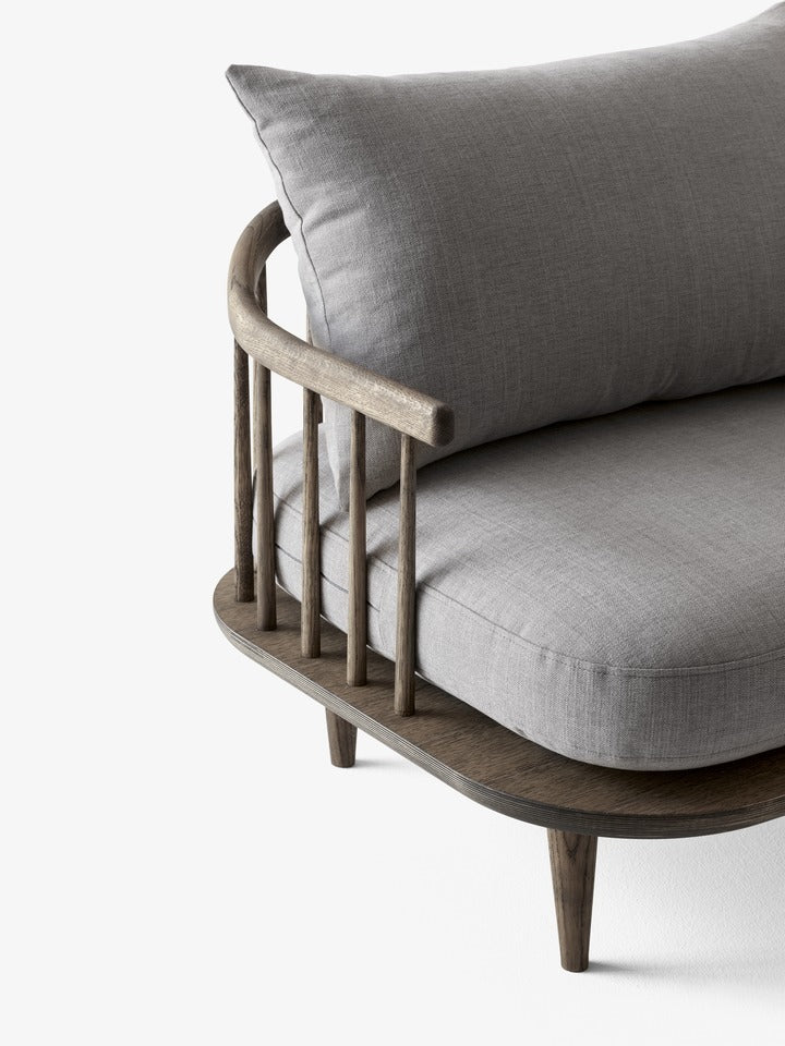 Sofá Fly SC12 de &Tradition con base de roble natural y tapicería en tela, diseño minimalista escandinavo de Space Copenhagen; Fly Sofa SC12 — Fly SC12_Smoked Oiled Oak w. Karakorum 003_Front; Fly Sofa SC12 — SC12_Oiled Oak w. Karakorum 003; Fly Sofa SC12 — Fly SC1, SC2, SC12 Oiled Oak w. Karakorum 003 detail; Fly Sofa SC12 — Fly SC1, SC2, SC12 Smoked Oiled Oak w. Hot Madison 094 detail