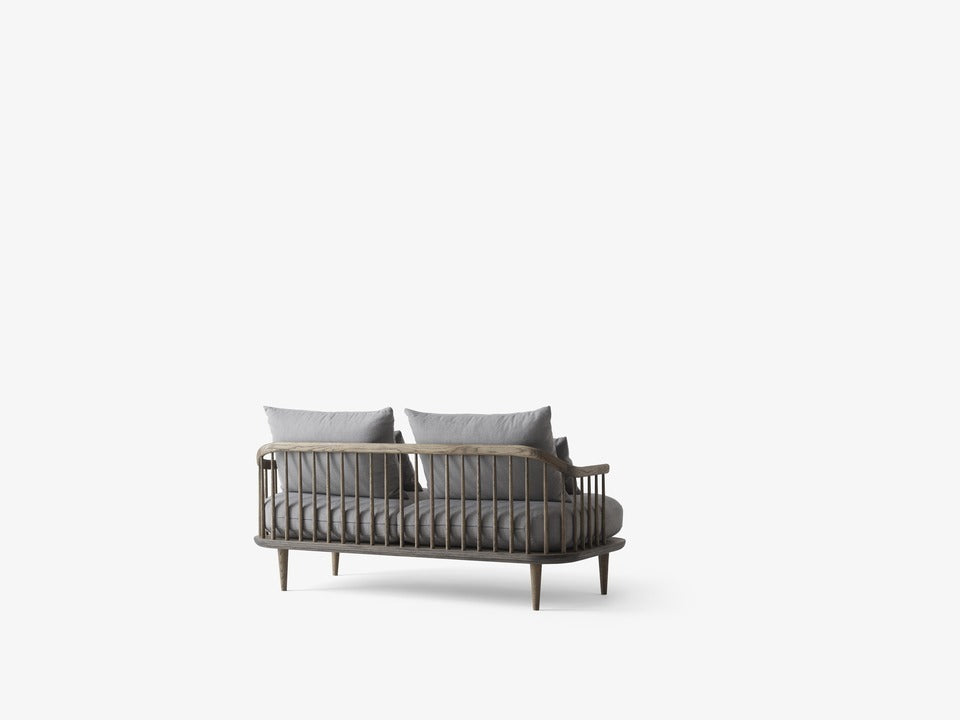Sofá &Tradition Fly SC2 diseñado por Space Copenhagen con base de madera de roble y tapicería premium con cojines de pluma; Fly Sofa SC2 — Fly SC2 Smoked Oiled Oak w. Hot Madison 094 back; Fly Sofa SC2 — ATD_2021_Retail_Fly SC2_Collect Planter SC72; Fly Sofa SC2 — ATD_Retail_2024_Fly SC2_Fly SC5_Tung JA3_Mist AP15_Flowerpot VP12_X HM10_The Moor AP18-19; Fly Sofa SC2 — Fly SC2 Smoked Oiled Oak w. Karakorum 003